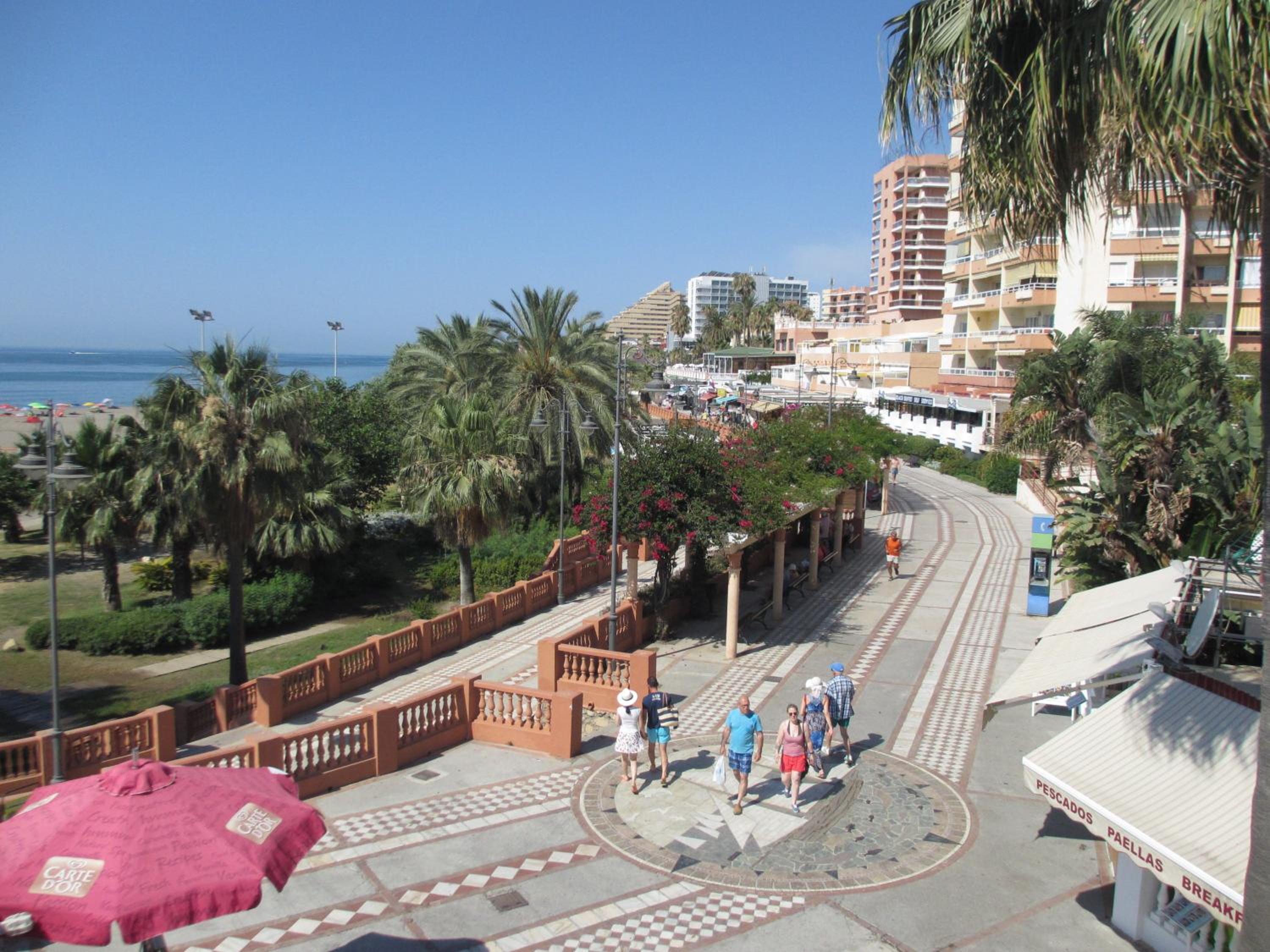 Benalmdena-Alay, piscina y jardín