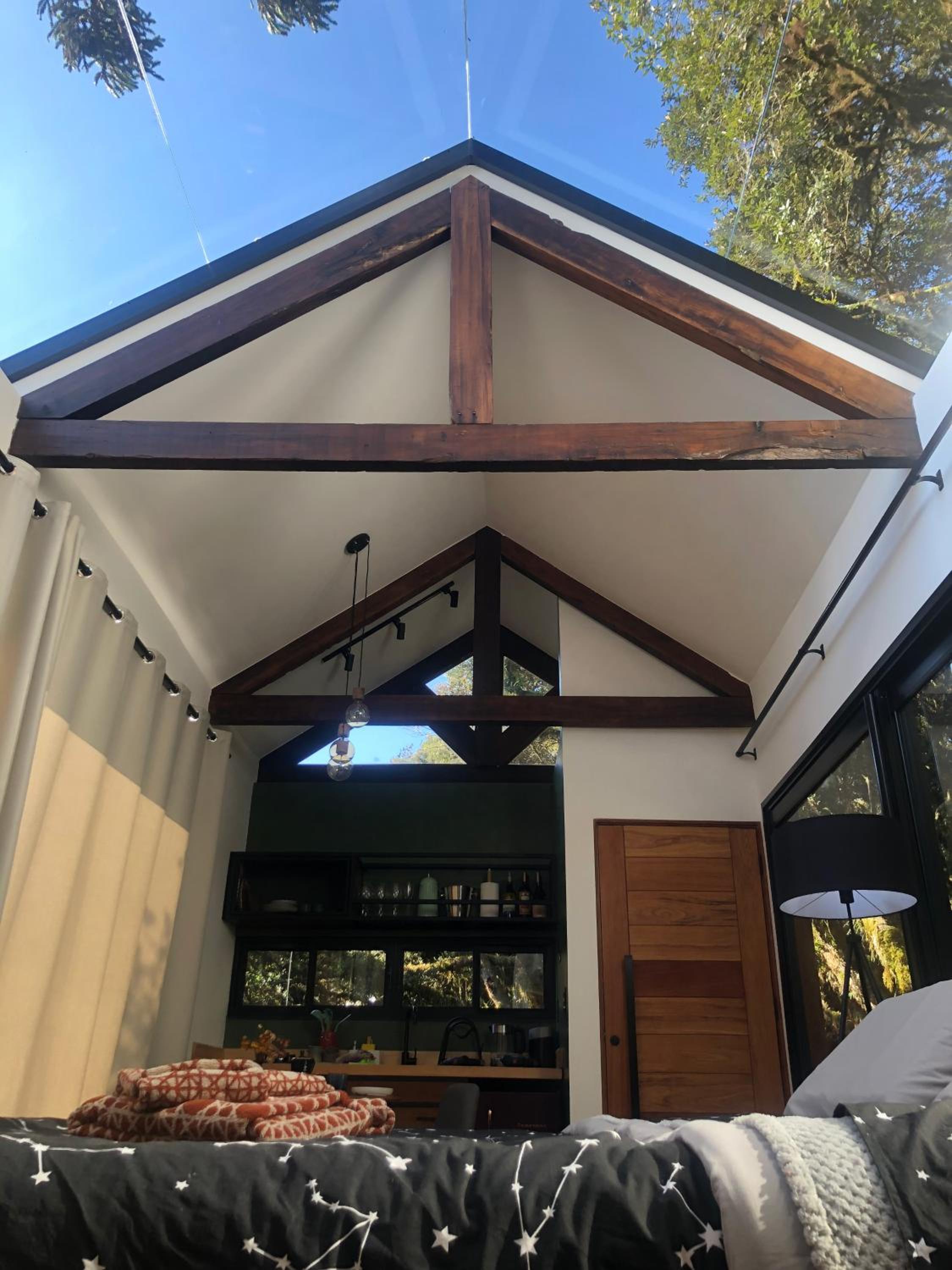 Casa na árvore com banheira de imersão e lareira