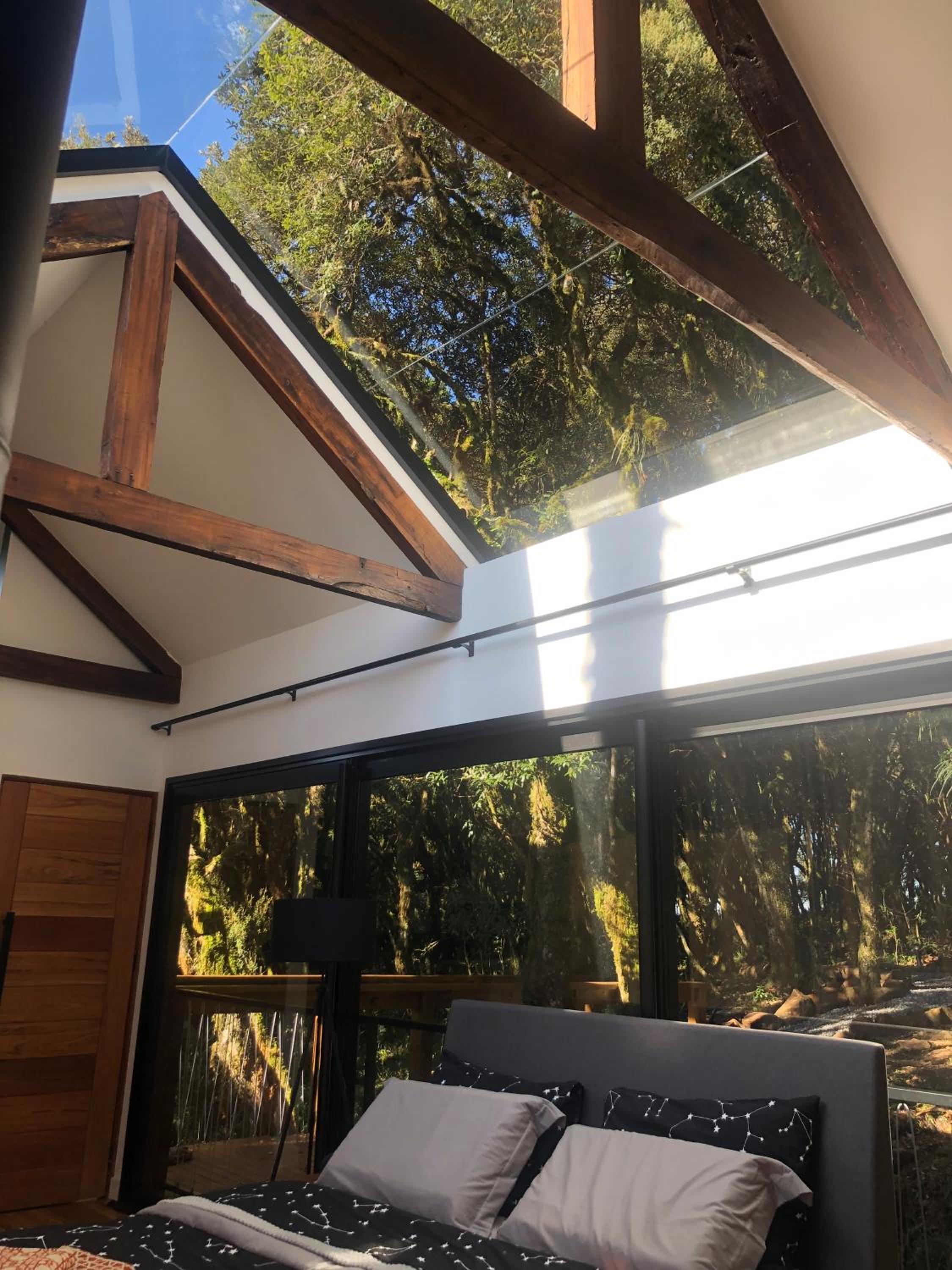 Casa na árvore com banheira de imersão e lareira
