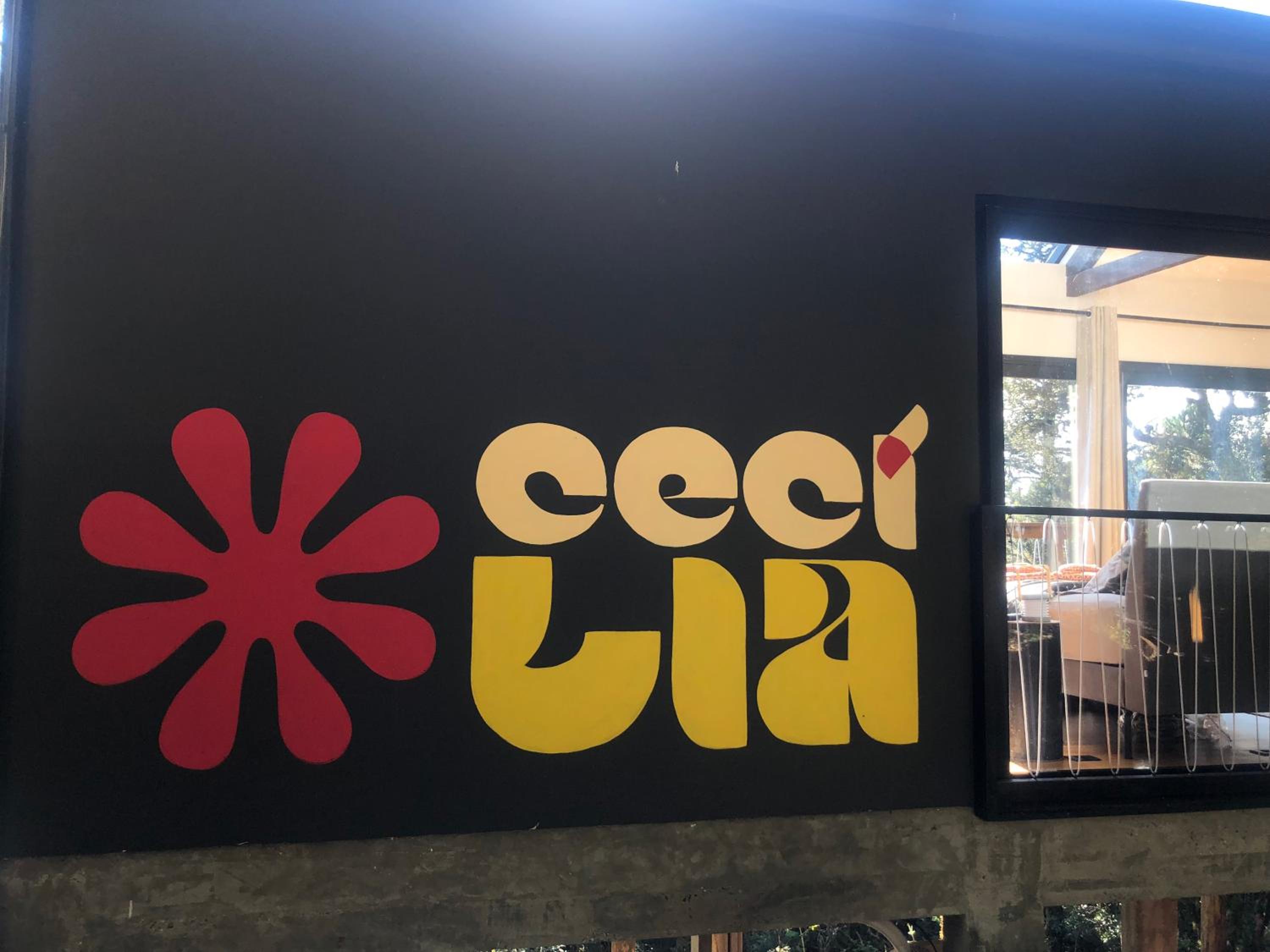 Casa na árvore com banheira de imersão e lareira