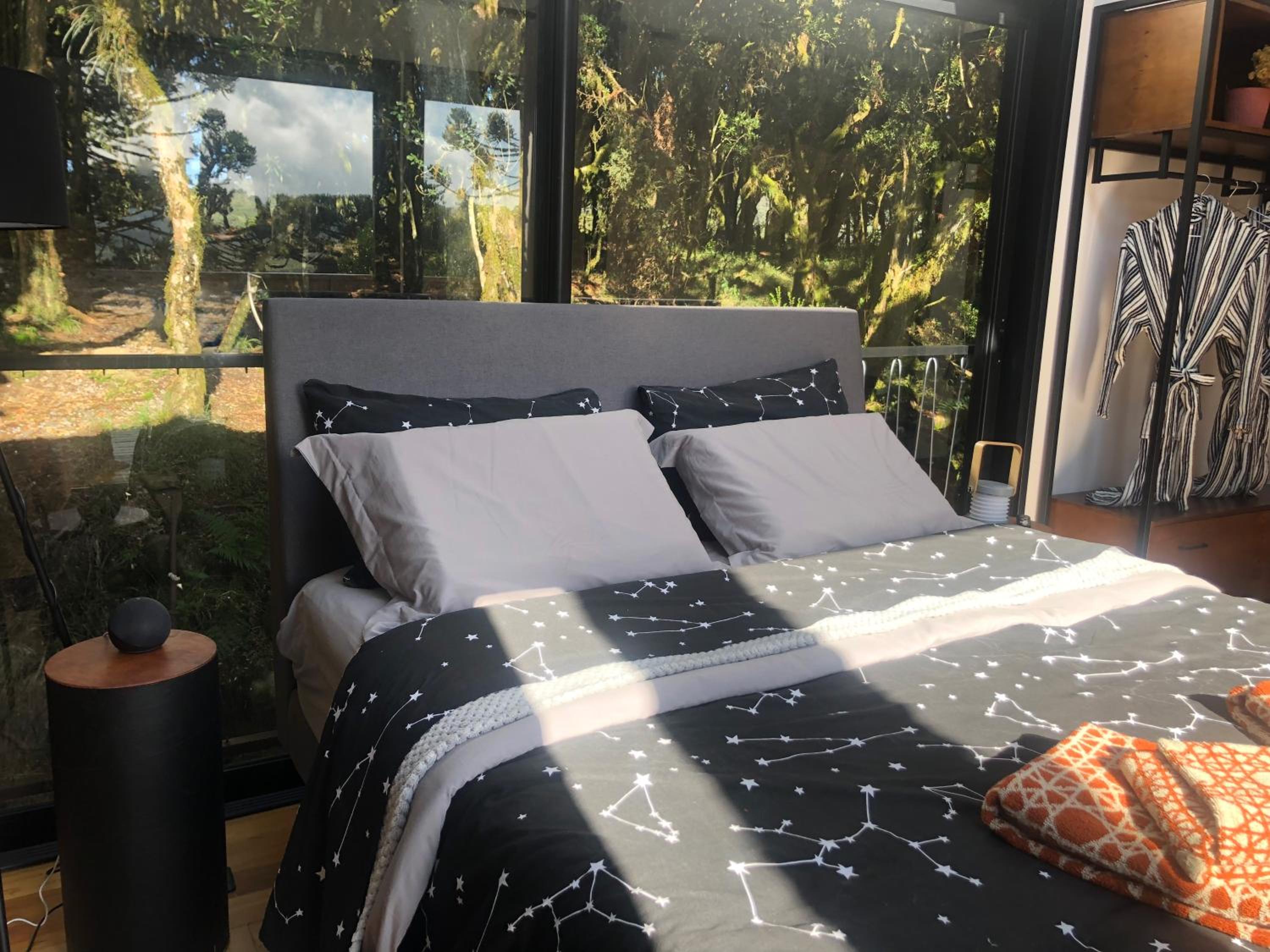 Casa na árvore com banheira de imersão e lareira