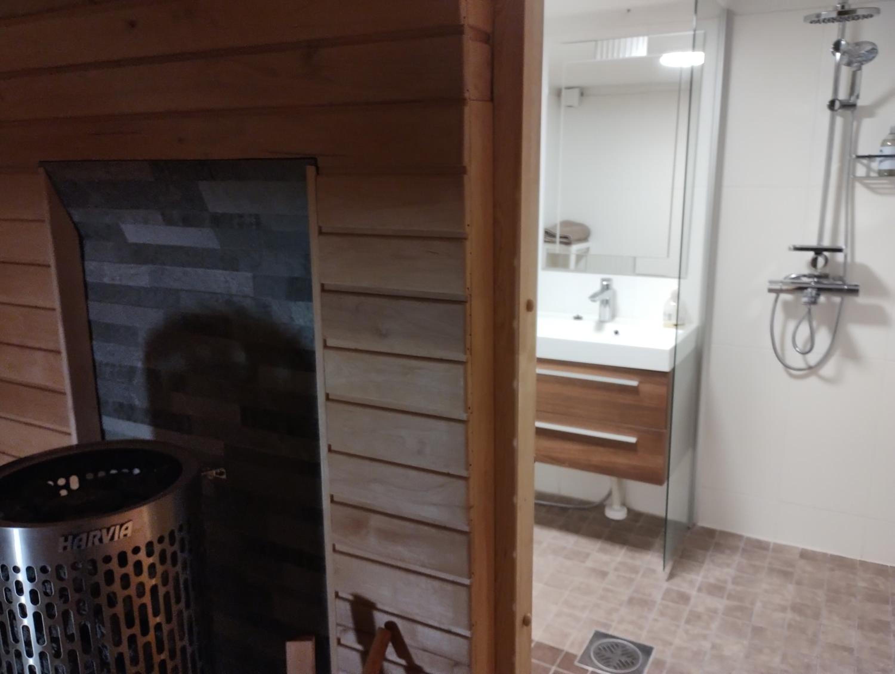 Saunallinen huone omakotitalossa - old wooden house- own sauna view 5