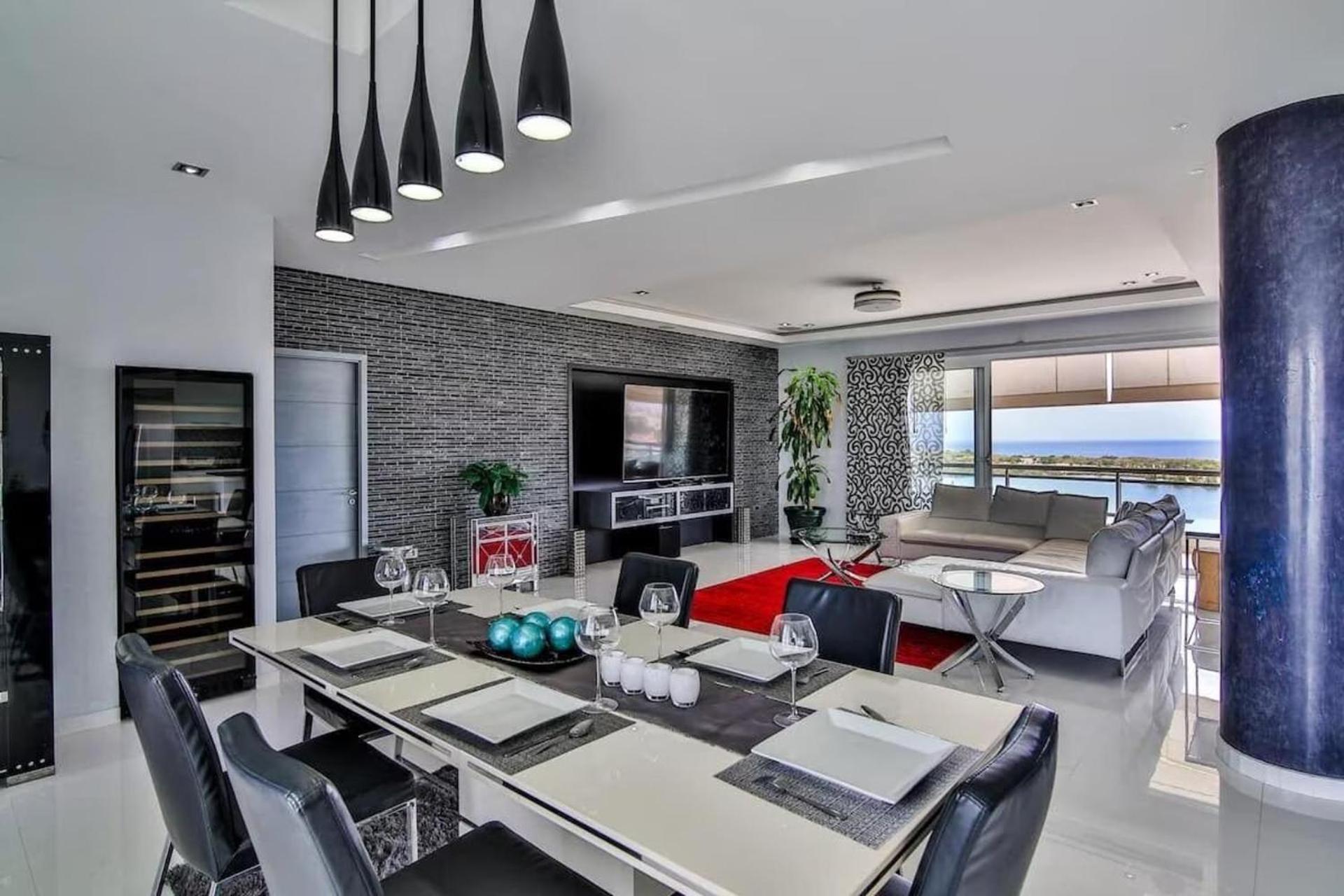 Lovely 3-Bed Apartment in Maho view 4