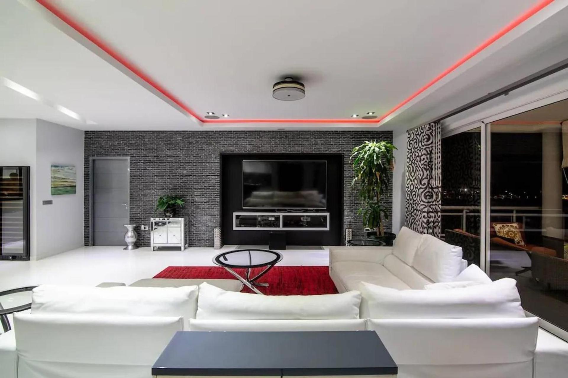 Lovely 3-Bed Apartment in Maho view 2