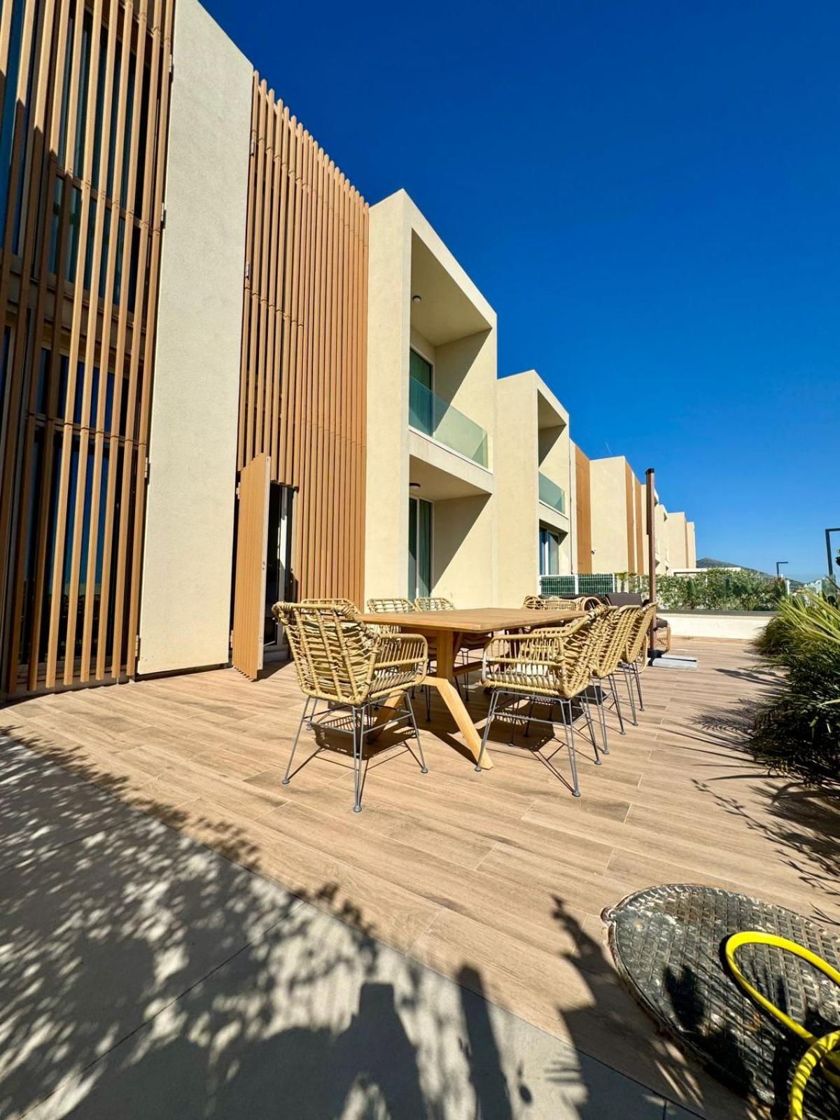 Sun Hill Green Coast, Palase