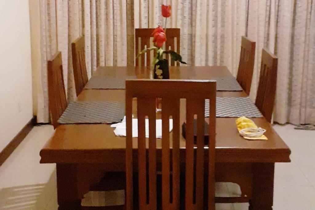 Entire 3 Bed Room Luxurious Apartment in Colombo 8 view 2