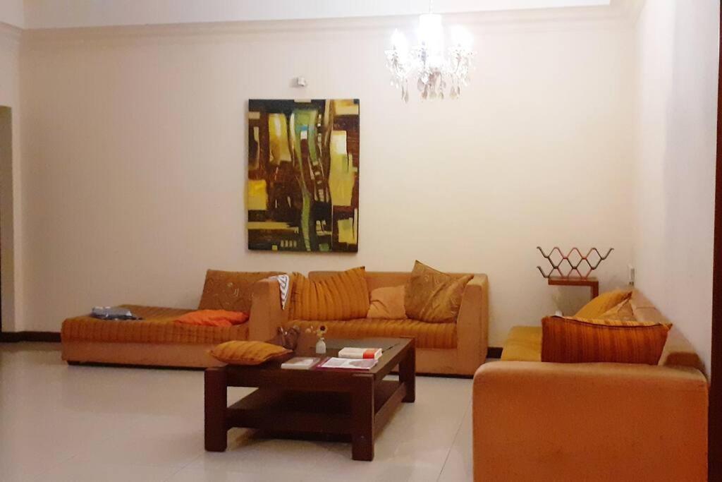 Entire 3 Bed Room Luxurious Apartment in Colombo 8 view 4