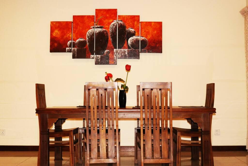 Entire 3 Bed Room Luxurious Apartment in Colombo 8 view 5