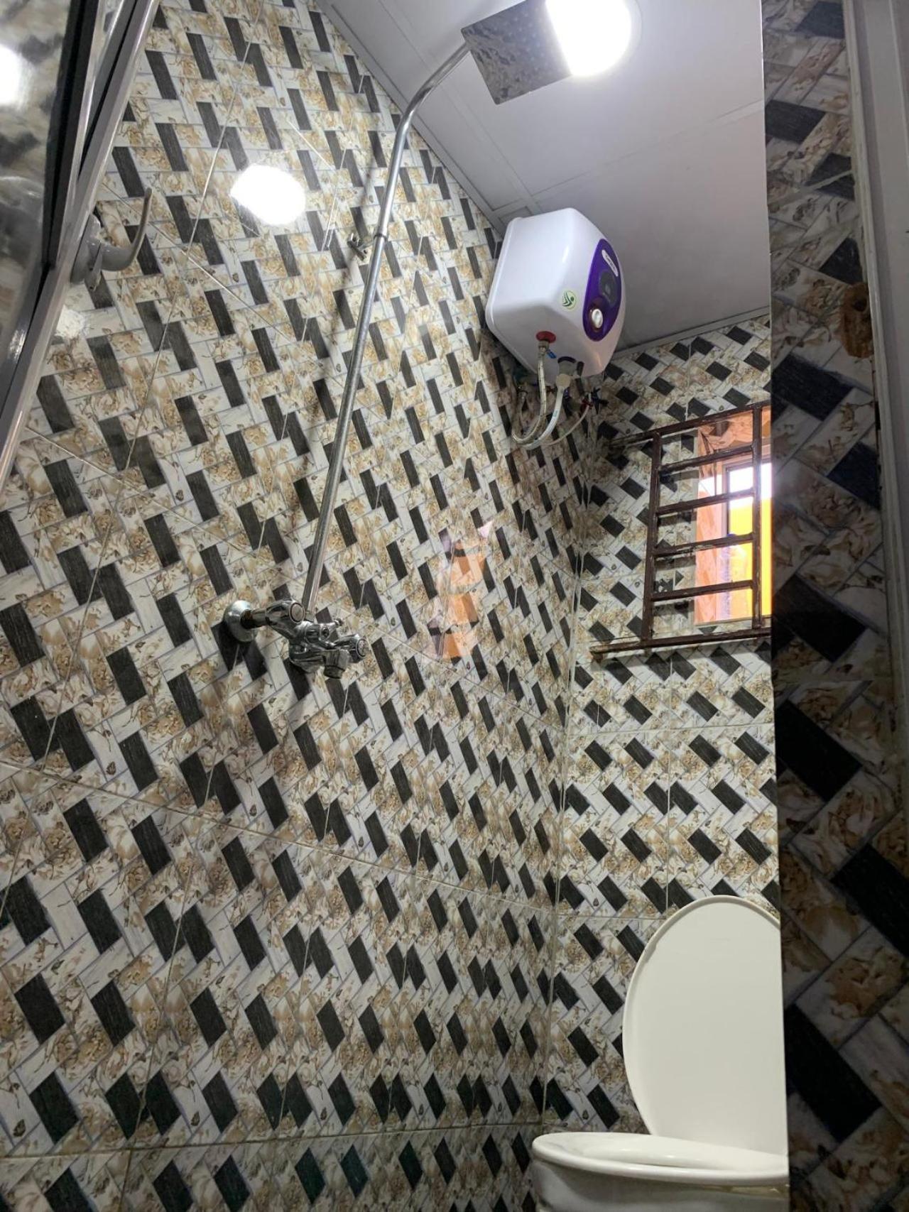 Lagos 1-Bed Apt Sleeps 2 with AirCon & Parking