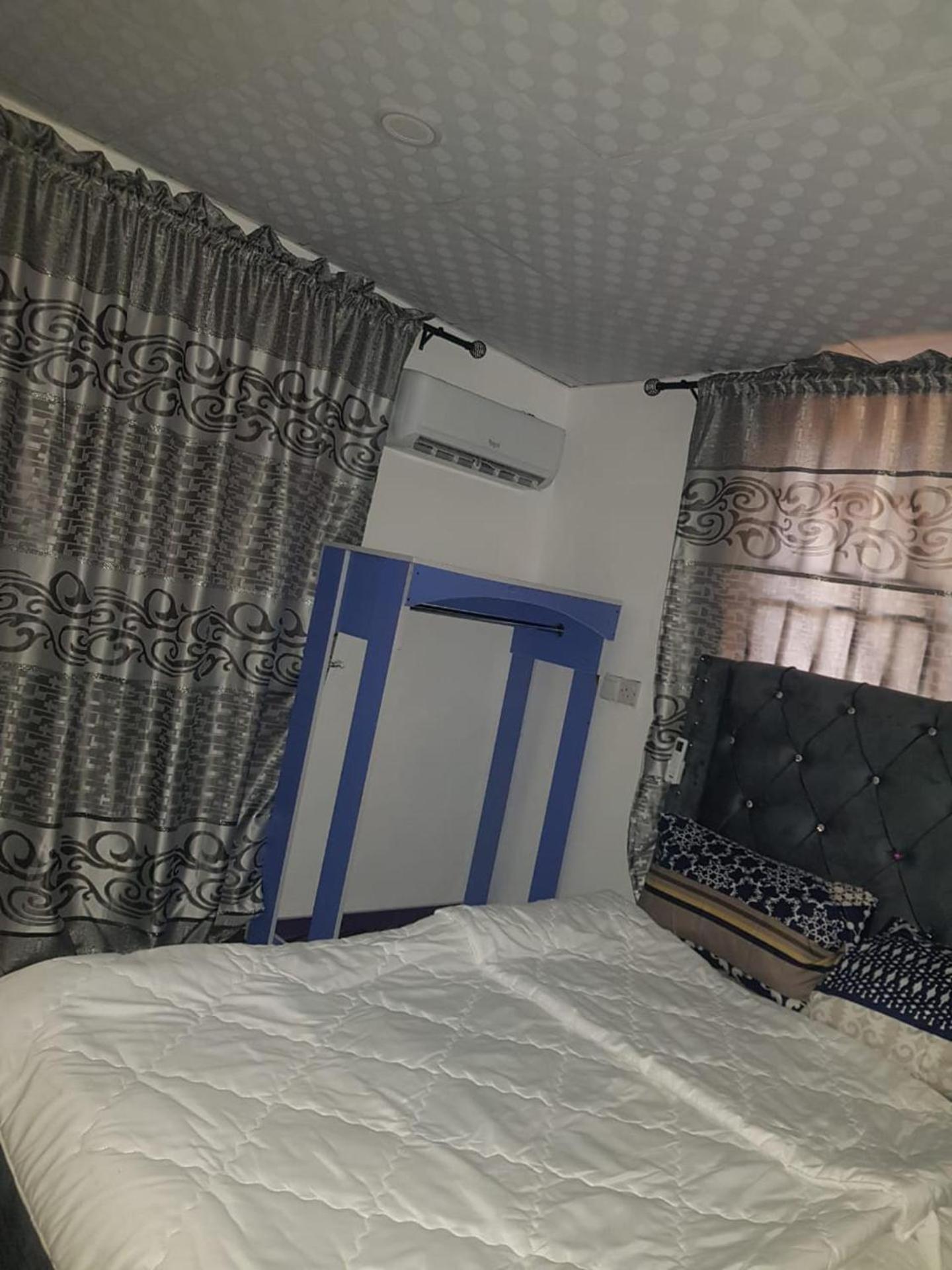 Lagos 1-Bed Apt Sleeps 2 with AirCon & Parking