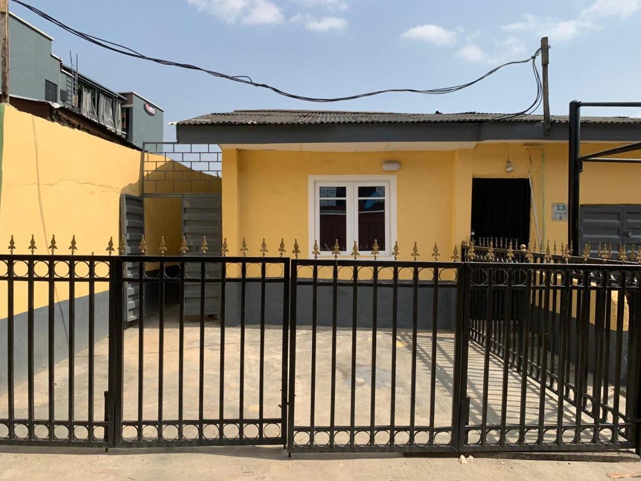 Lagos 1-Bed Apt Sleeps 2 with AirCon & Parking