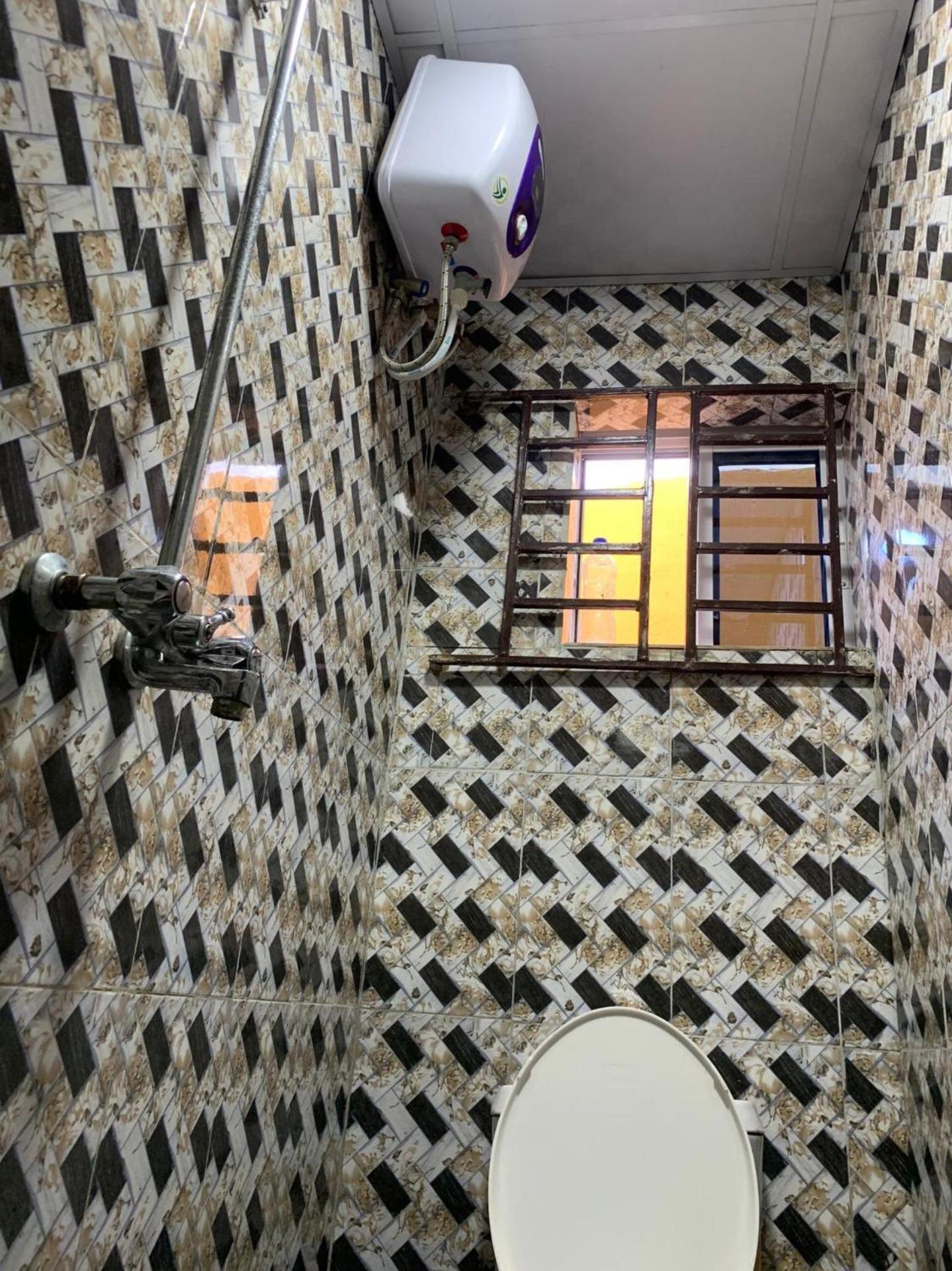 Lagos 1-Bed Apt Sleeps 2 with AirCon & Parking