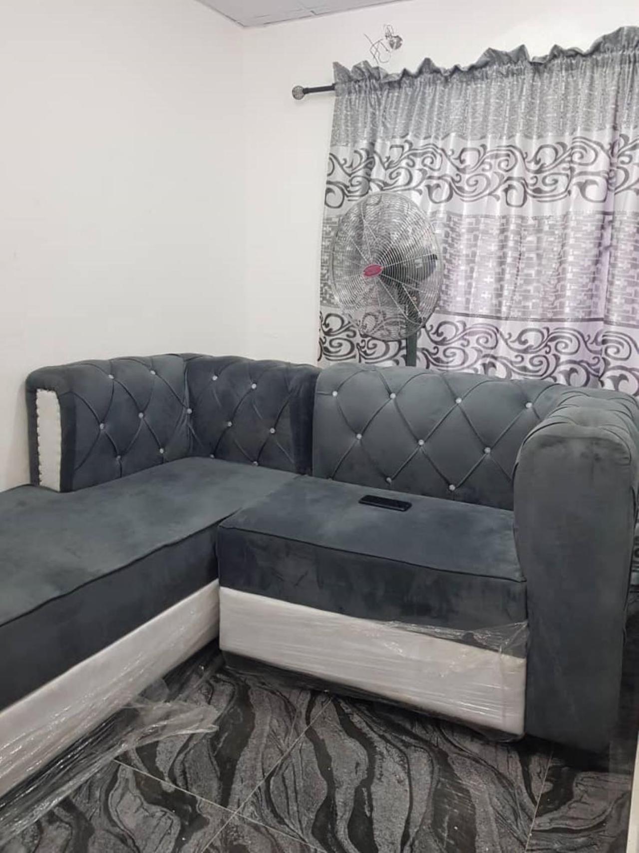 Lagos 1-Bed Apt Sleeps 2 with AirCon & Parking