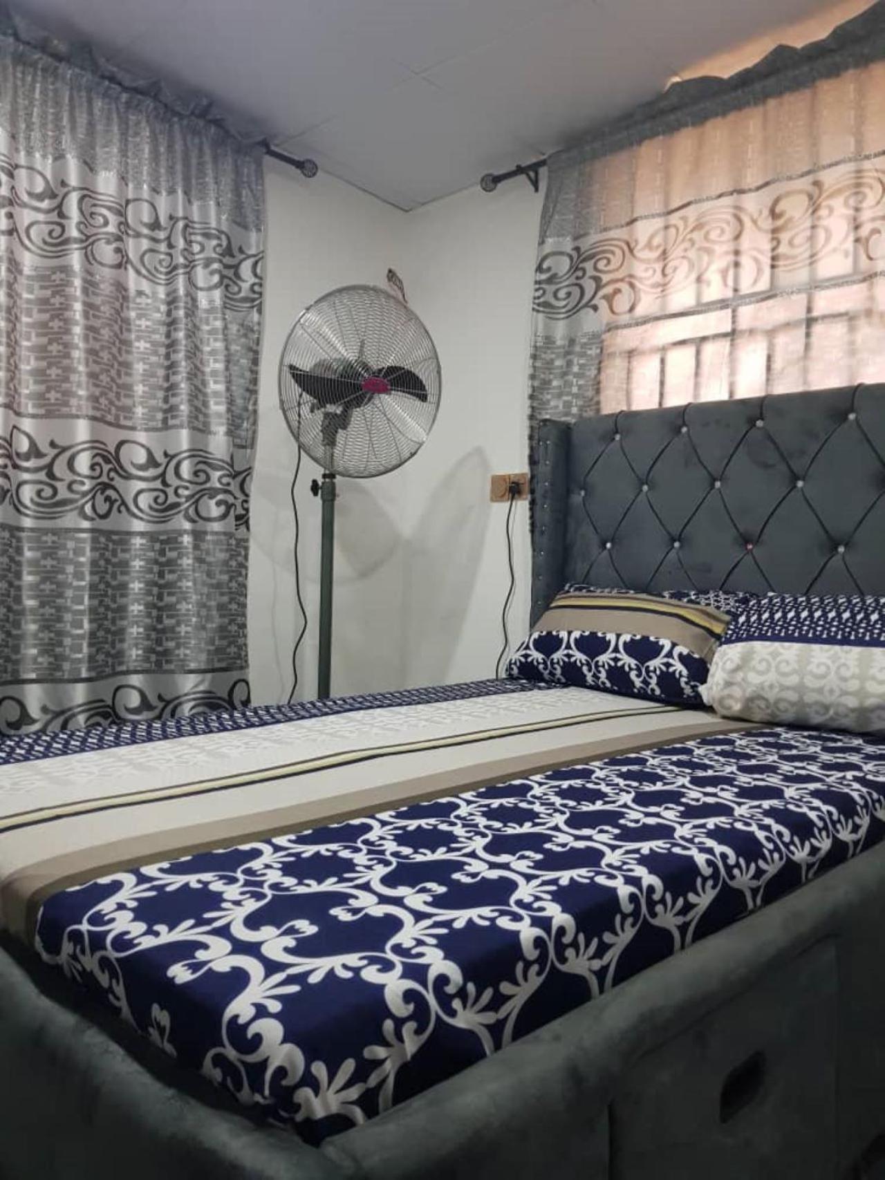 Lagos 1-Bed Apt Sleeps 2 with AirCon & Parking