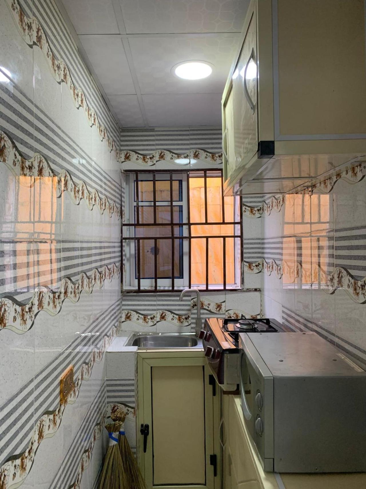 Lagos 1-Bed Apt Sleeps 2 with AirCon & Parking