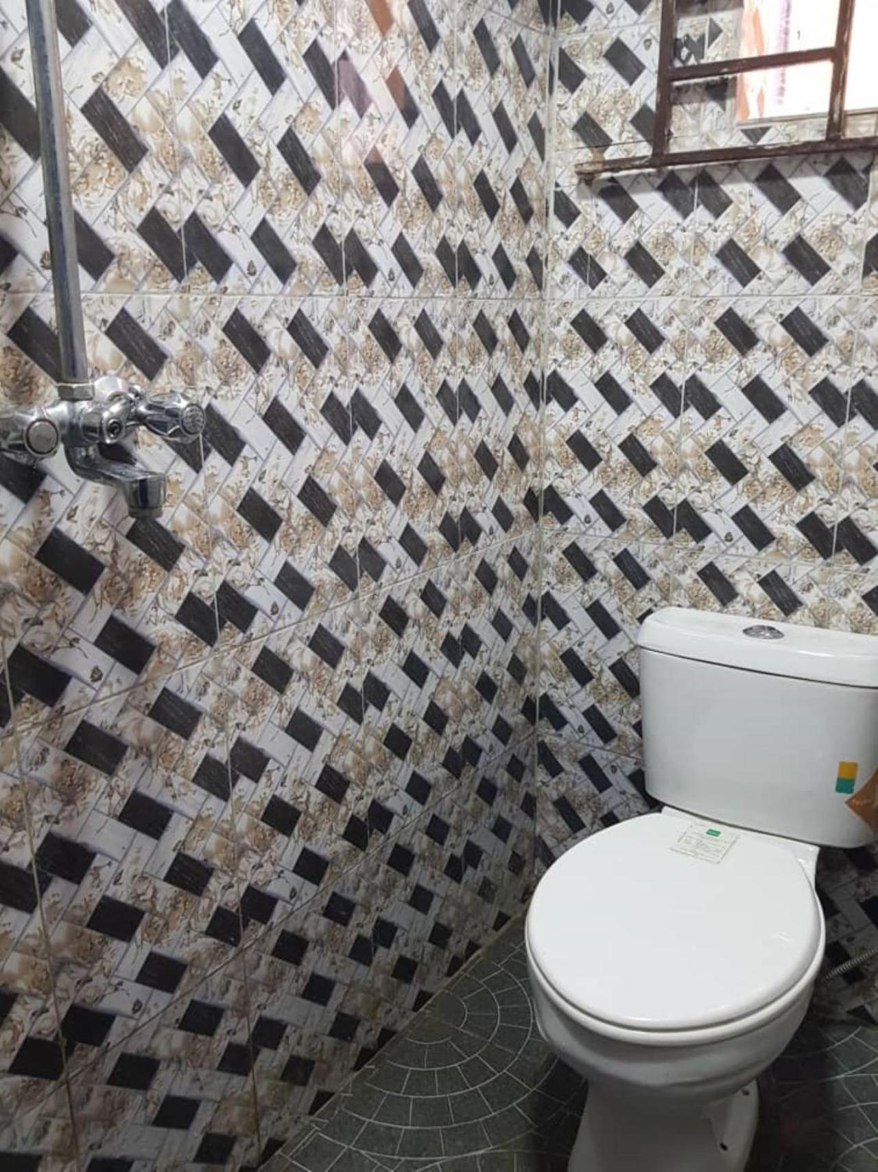 Lagos 1-Bed Apt Sleeps 2 with AirCon & Parking