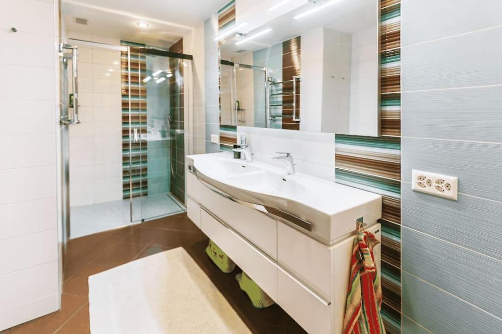 Montreux Lake View Apartment 4 Bedrooms