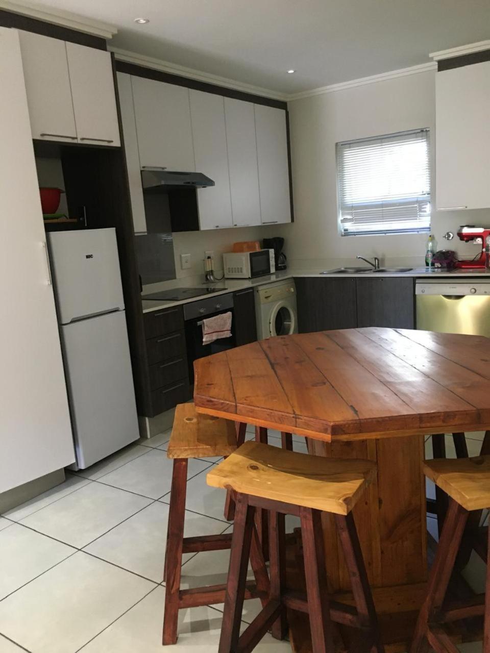 Pool-Bbq-3Br-2Baths-Parking-Safe-Family-Friendly view 2