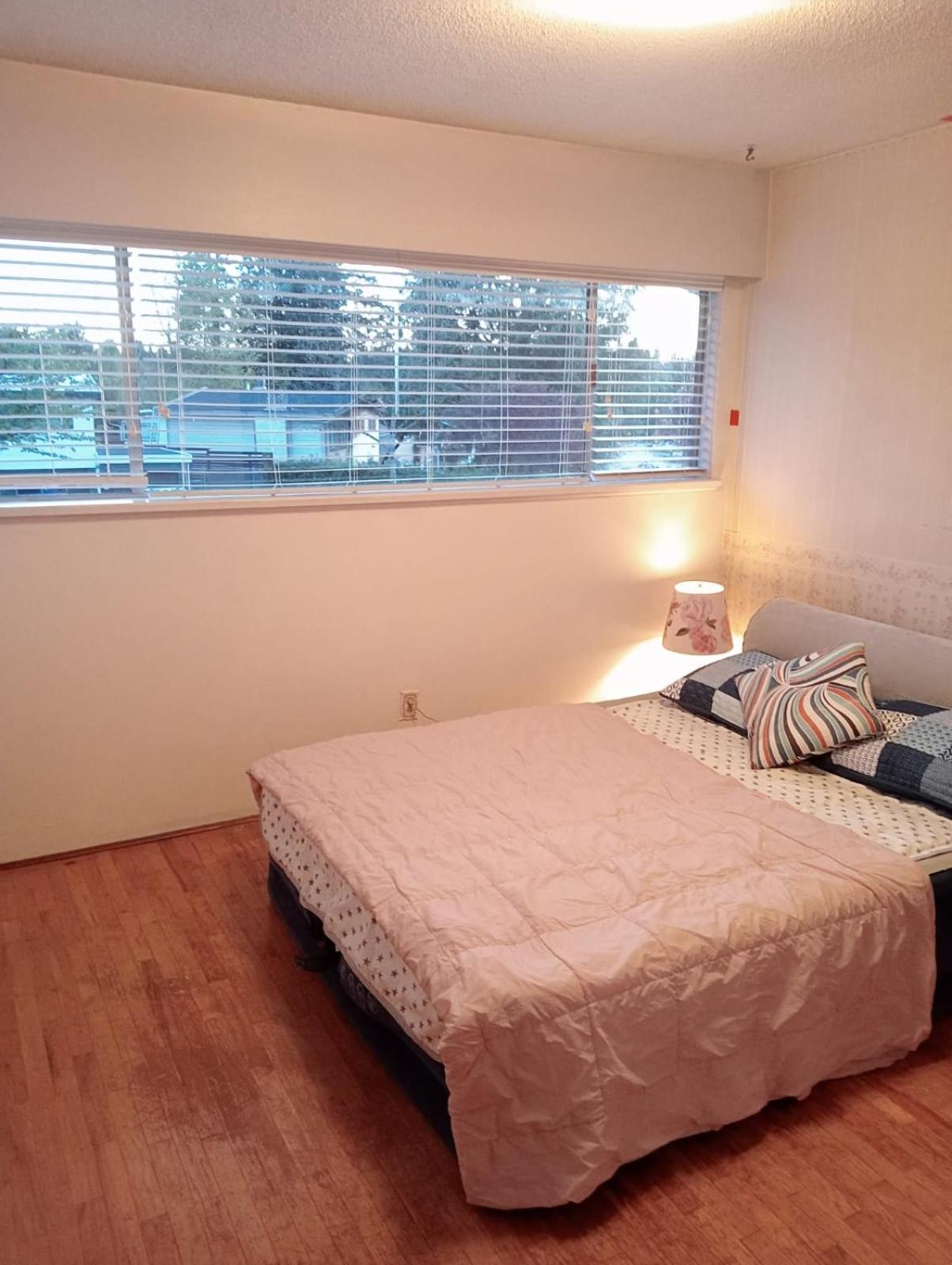 Budget Stay near Guildford Mall - Walk to Shopping, Restaurants, Transit G5
