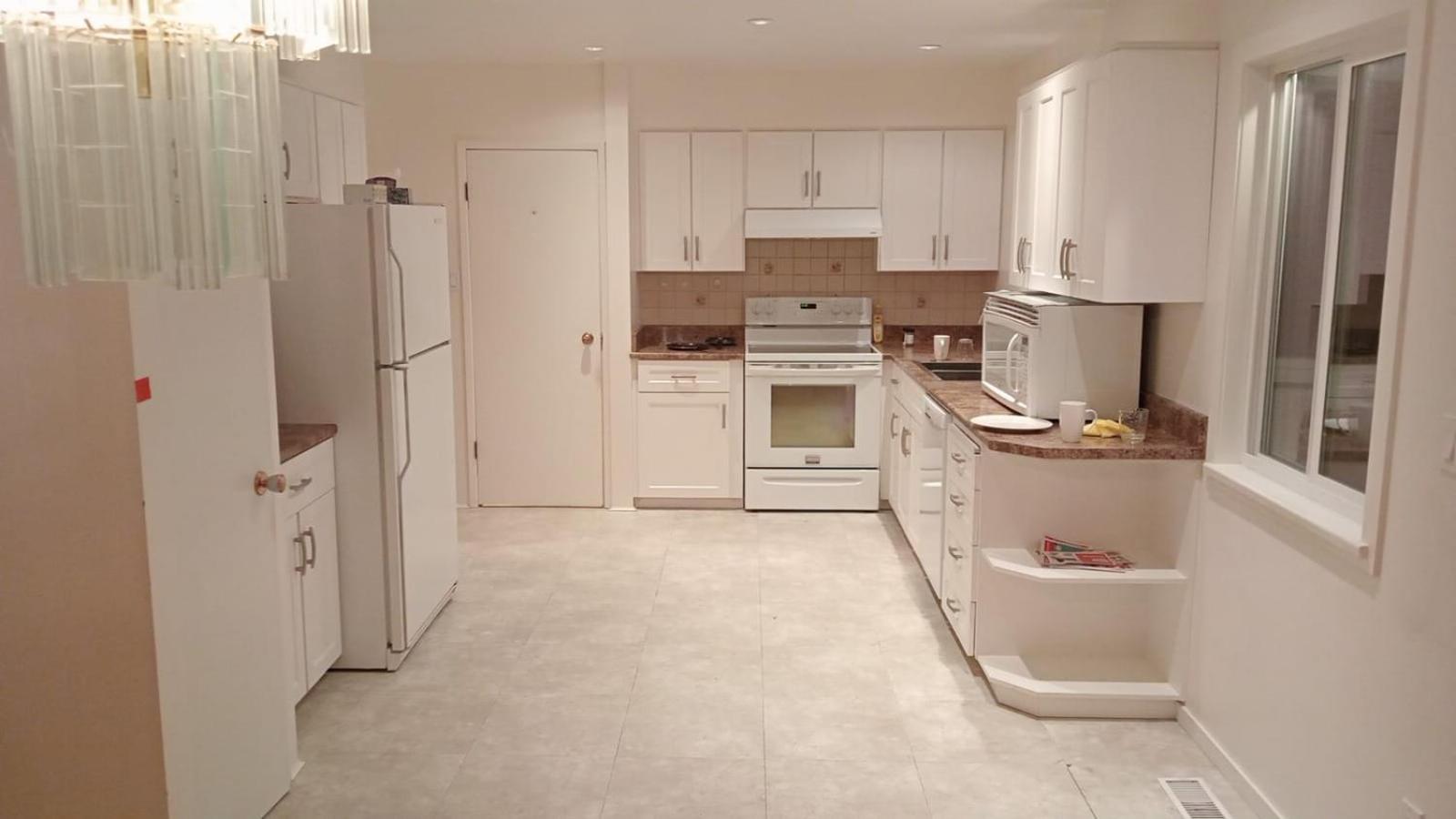 Budget Stay near Guildford Mall - Walk to Shopping, Restaurants, Transit G5