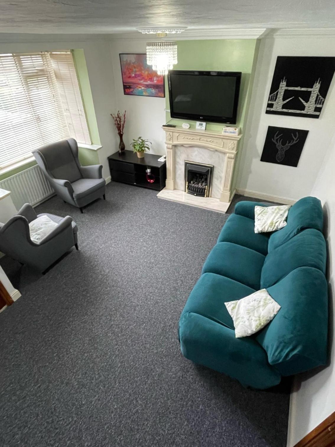 Lovely 4 bed house with patio & bbq view 2