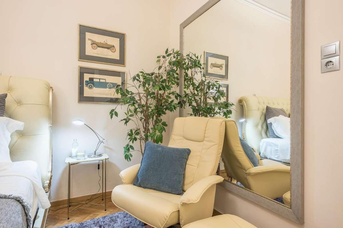 Ermis exclusive apt in Kolonaki