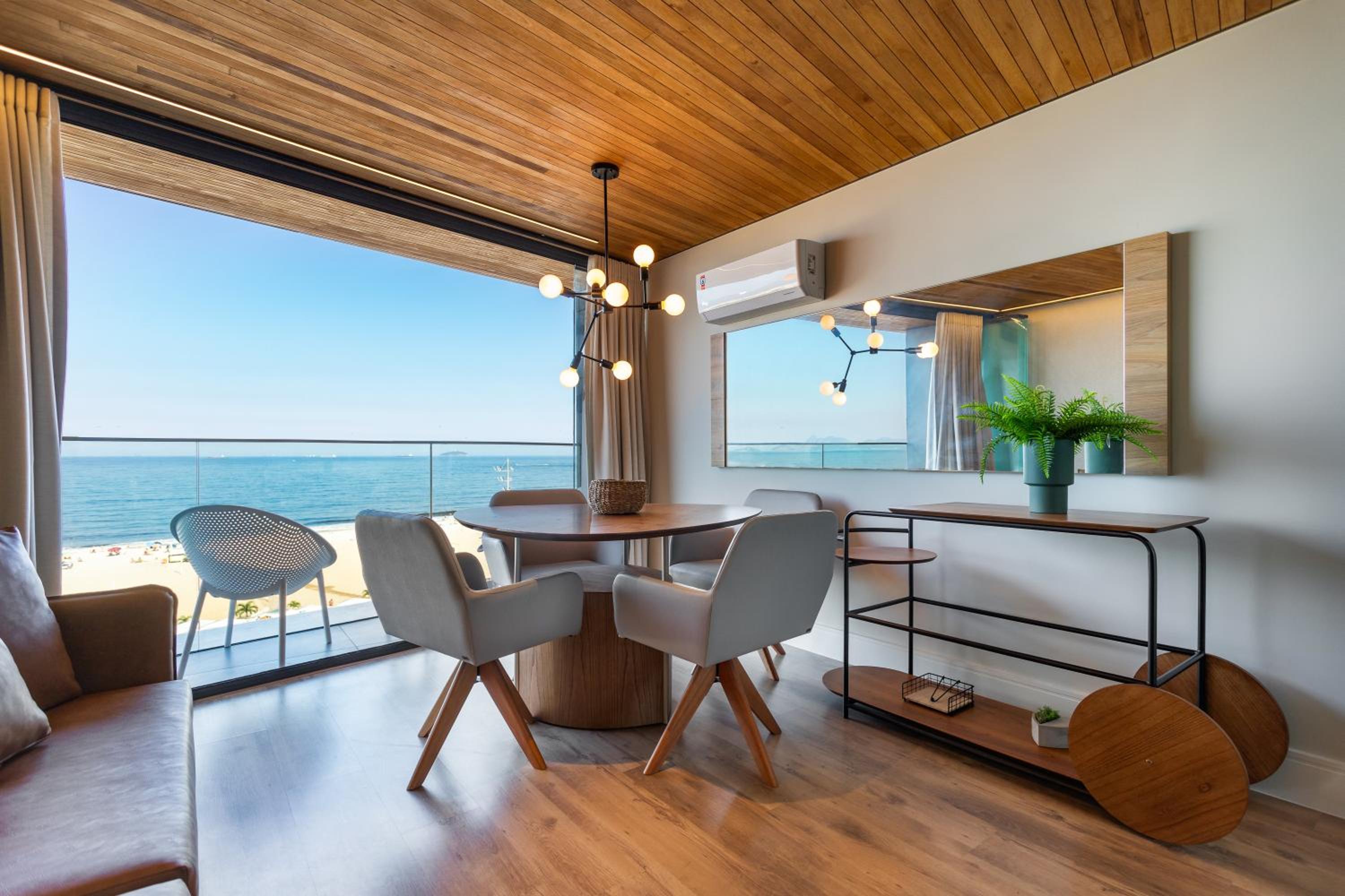 Luxuosos Apartamentos por Temporada na Atlântica à Beira-Mar, Copacabana