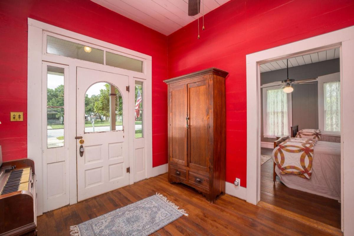Blessing Haus - Charming Historic Home Blocks From Schlitterbahn!