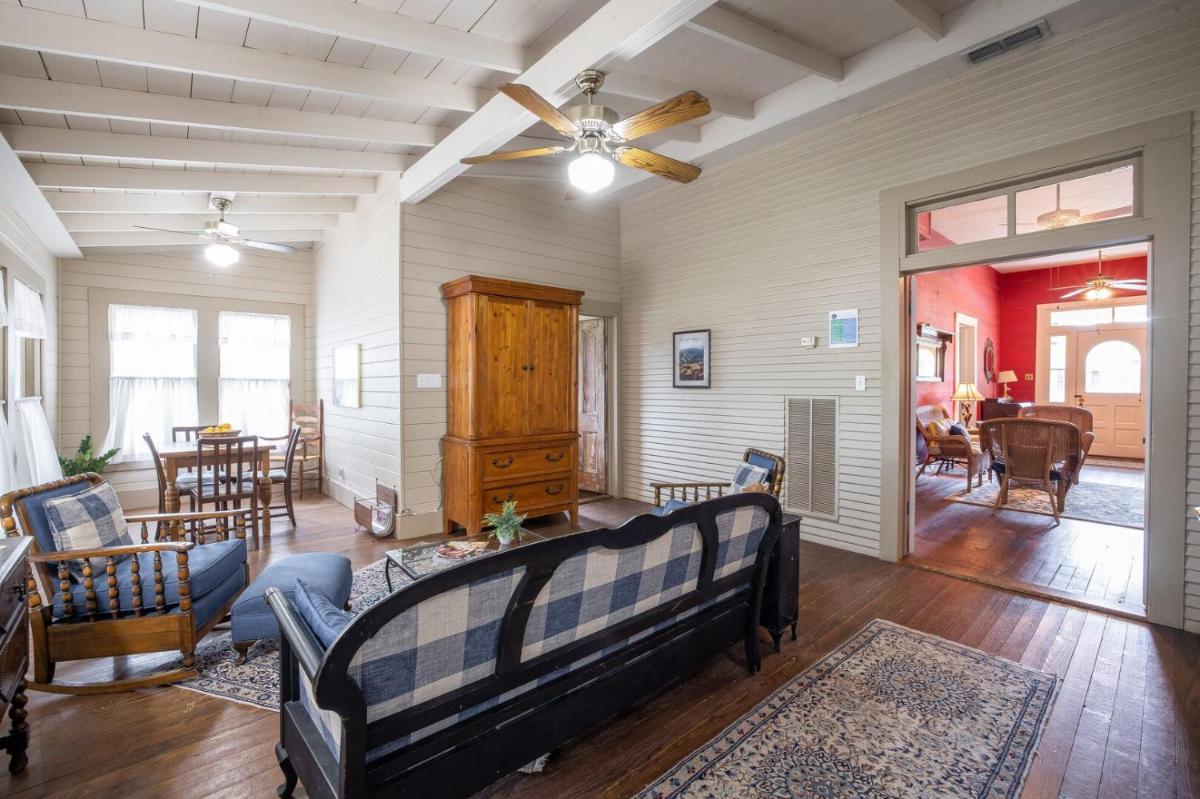 Blessing Haus - Charming Historic Home Blocks From Schlitterbahn!