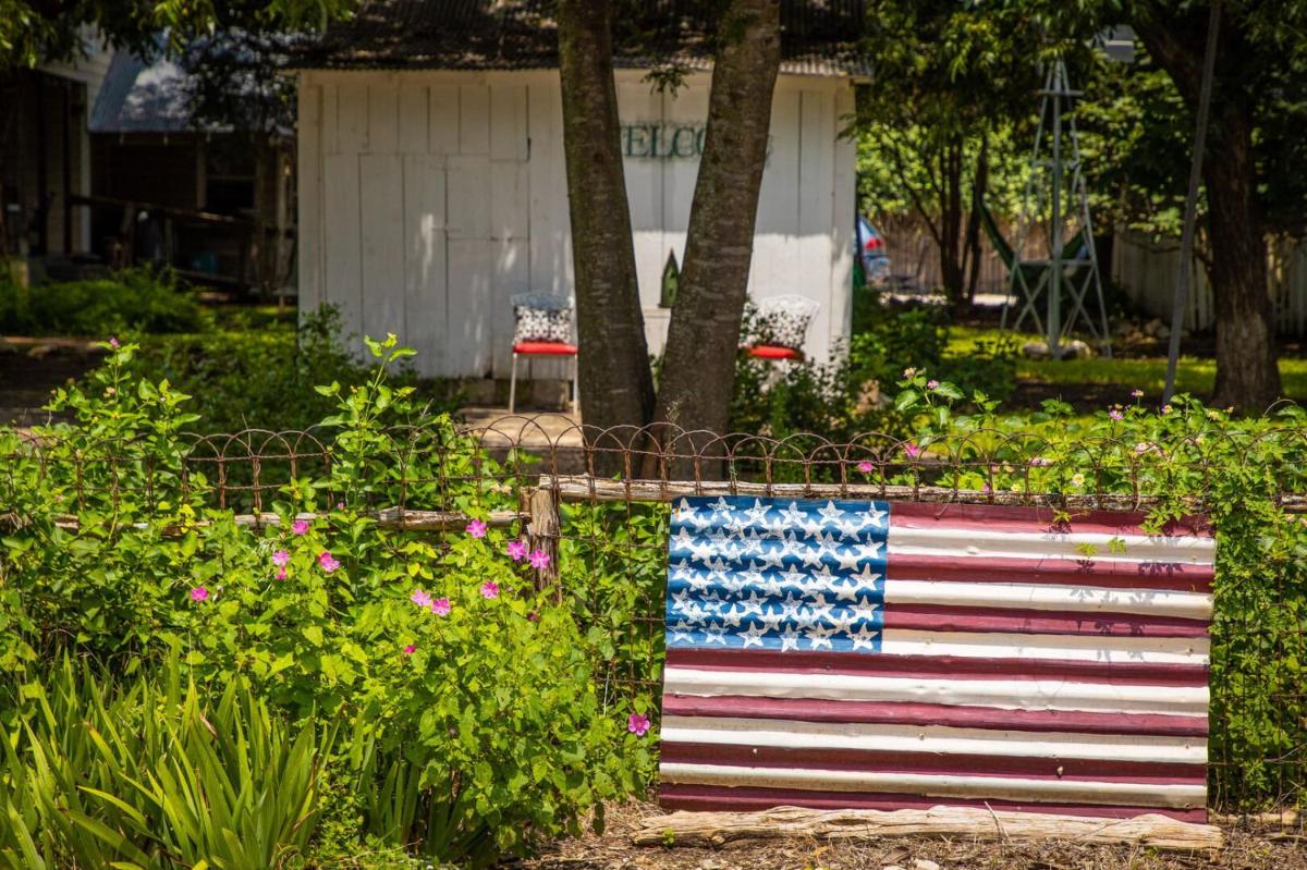 Blessing Haus - Charming Historic Home Blocks From Schlitterbahn!