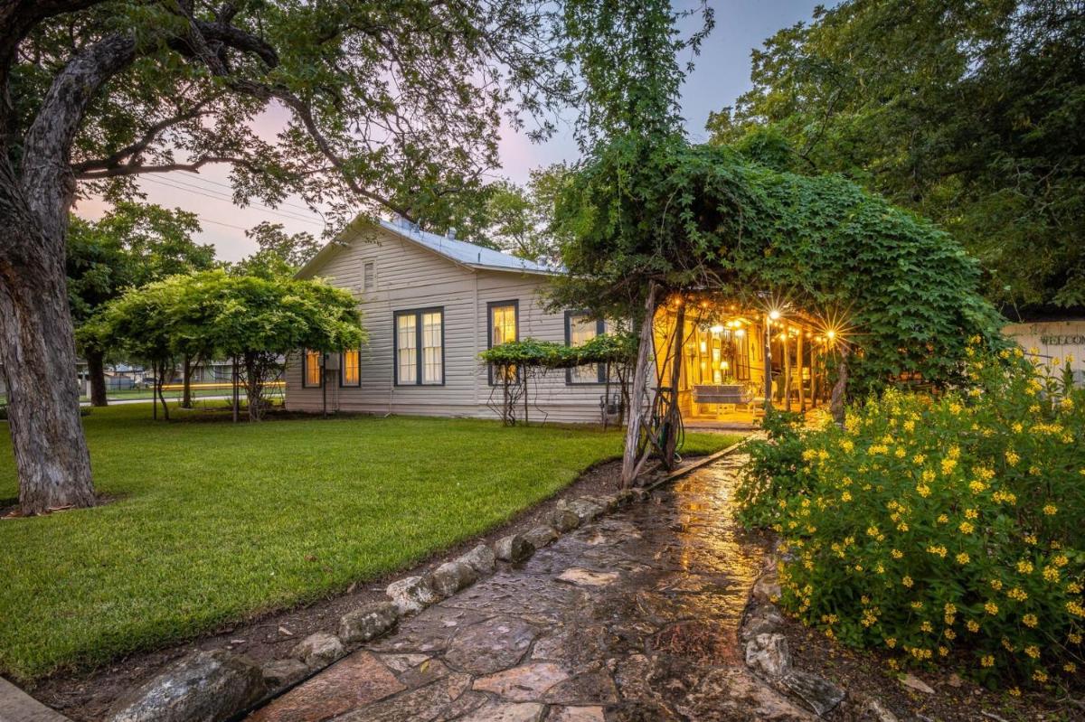 Blessing Haus - Charming Historic Home Blocks From Schlitterbahn!