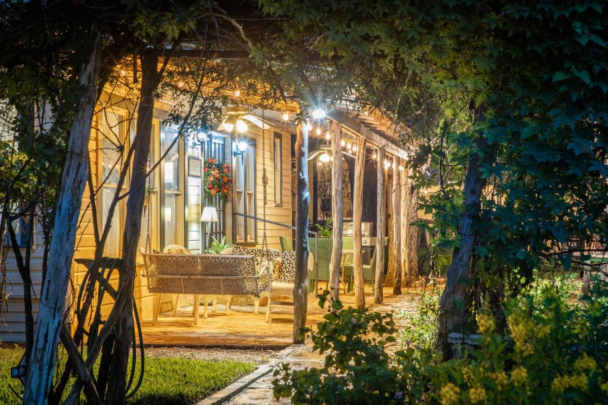 Blessing Haus - Charming Historic Home Blocks From Schlitterbahn!
