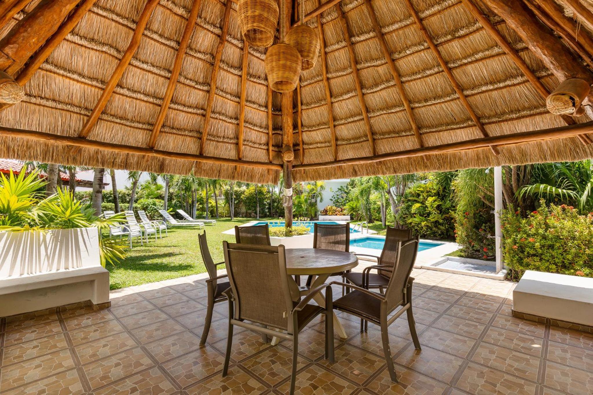 Large House - walking to beach - 10 guests!