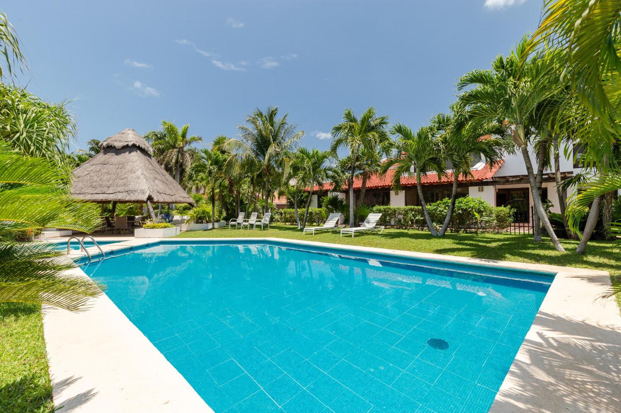 Large House - walking to beach - 10 guests!