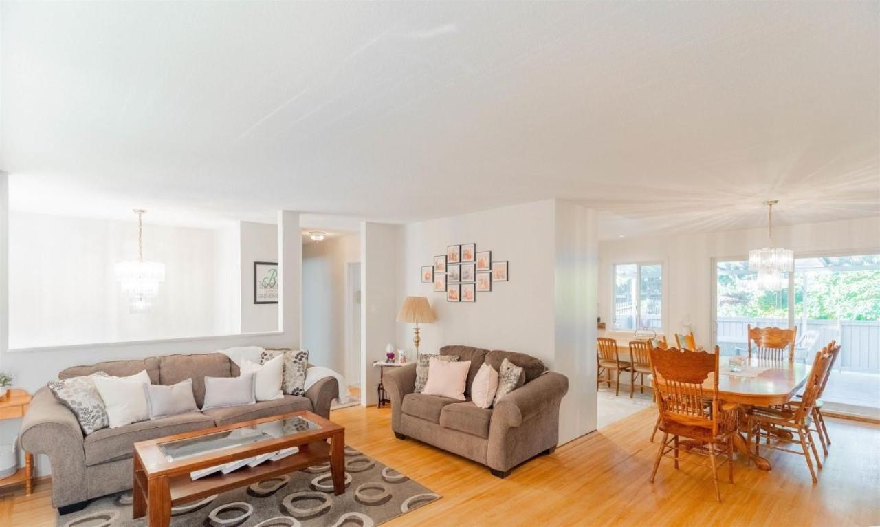 Beautiful Spacious Twin Room Set for Family or Groups upto 6 Adults Near Guildford Mall G4