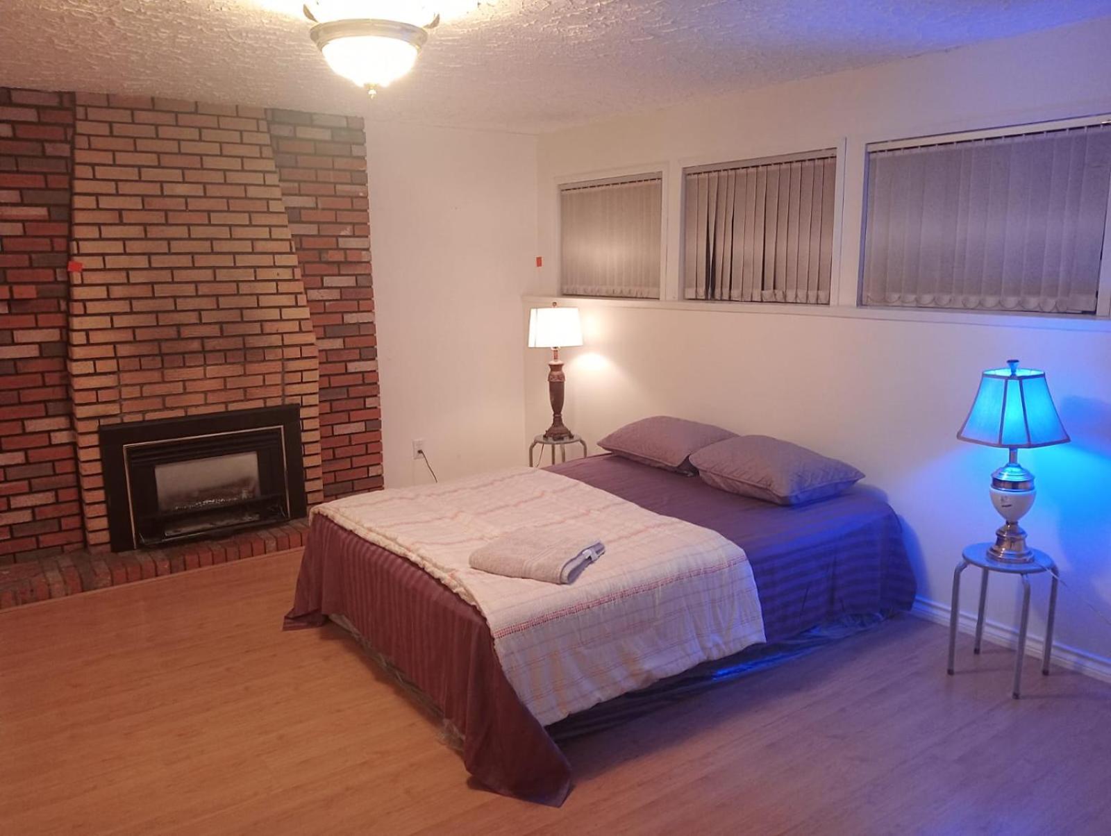 Beautiful Spacious Twin Room Set for Family or Groups upto 6 Adults Near Guildford Mall G4