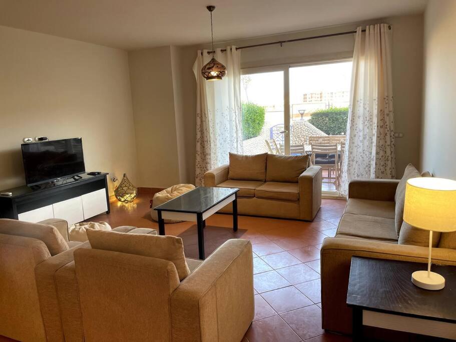 Magnificent 5-bedrooms with Rooftop & Pool Access - No mixed Egyptian groups