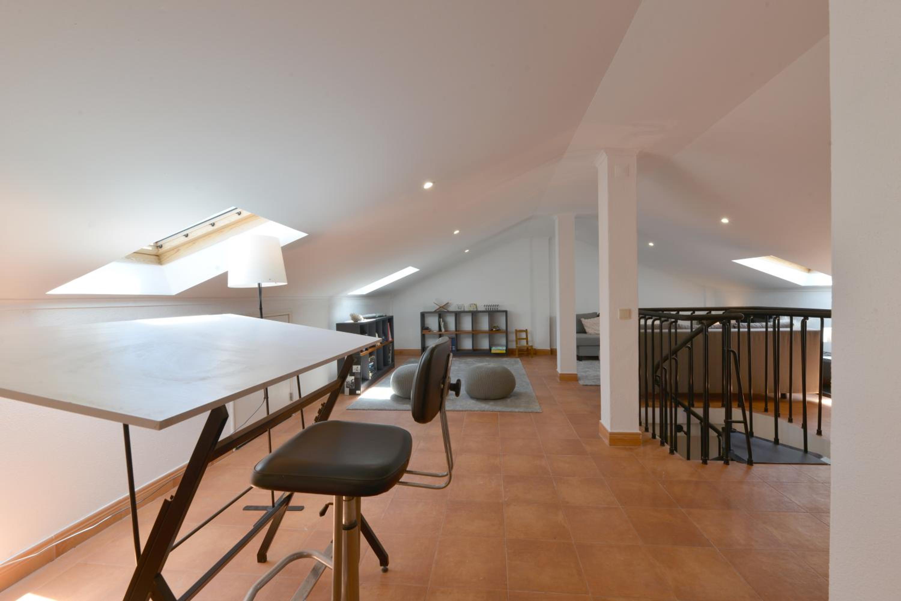 Sea View Family Apartment - Balcony - Free Parking - Walk to Beach