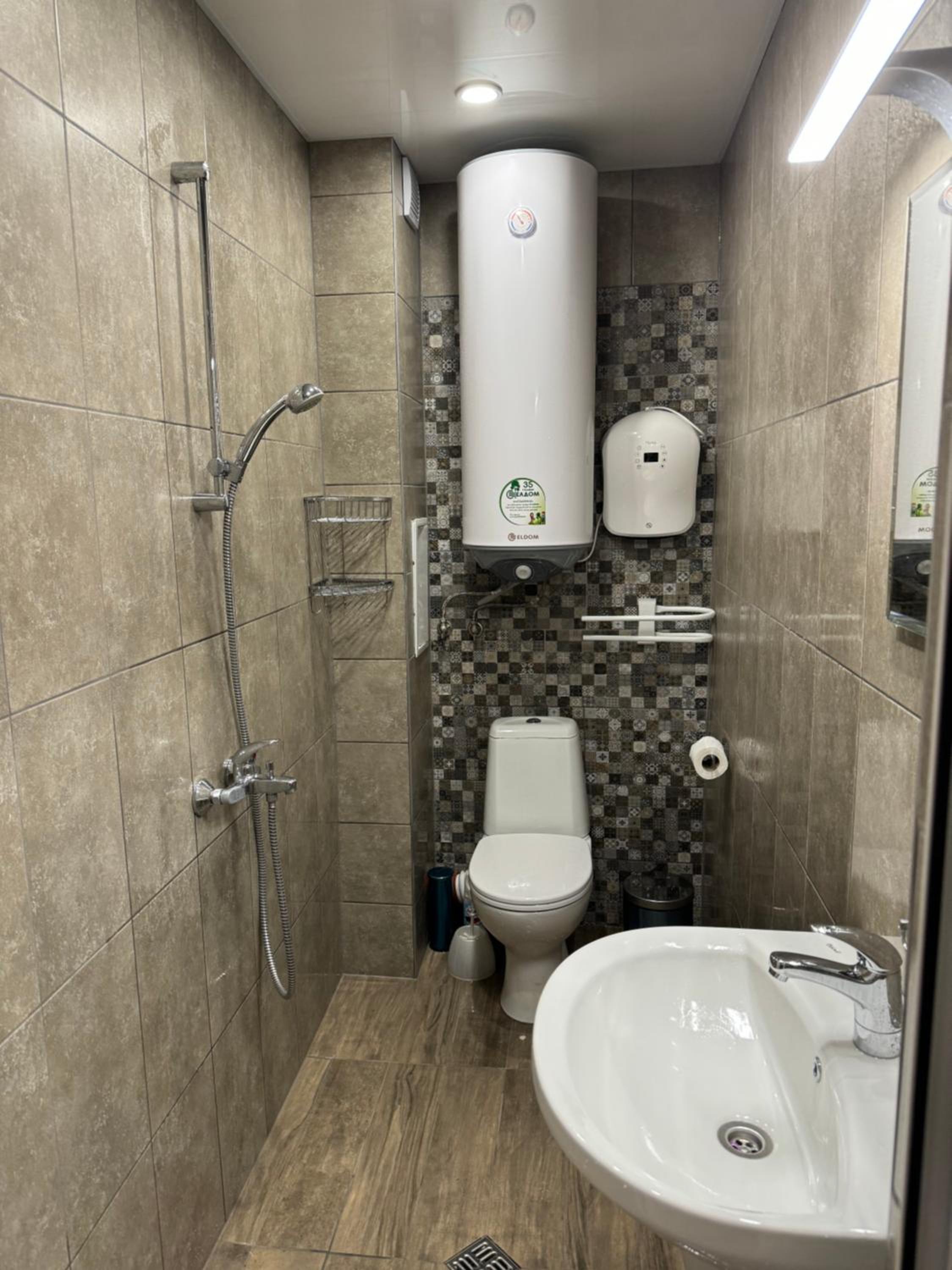 2-Bedroom with Private Parking fast WiFi 3-AirCon 3-SmartTVs WorkDesk Youtube Premium and Netflix