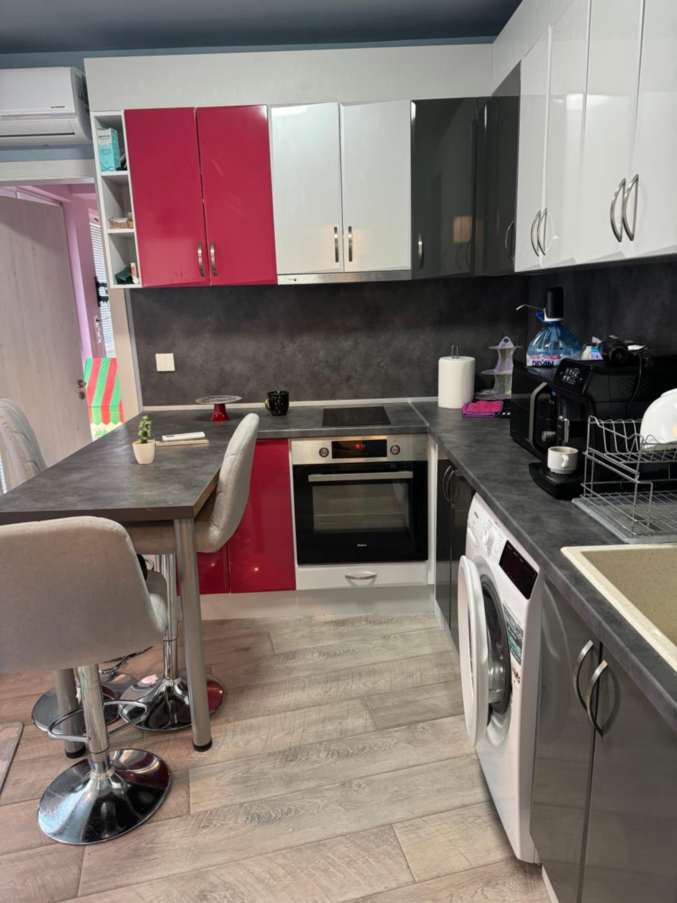 2-Bedroom with Private Parking fast WiFi 3-AirCon 3-SmartTVs WorkDesk Youtube Premium and Netflix