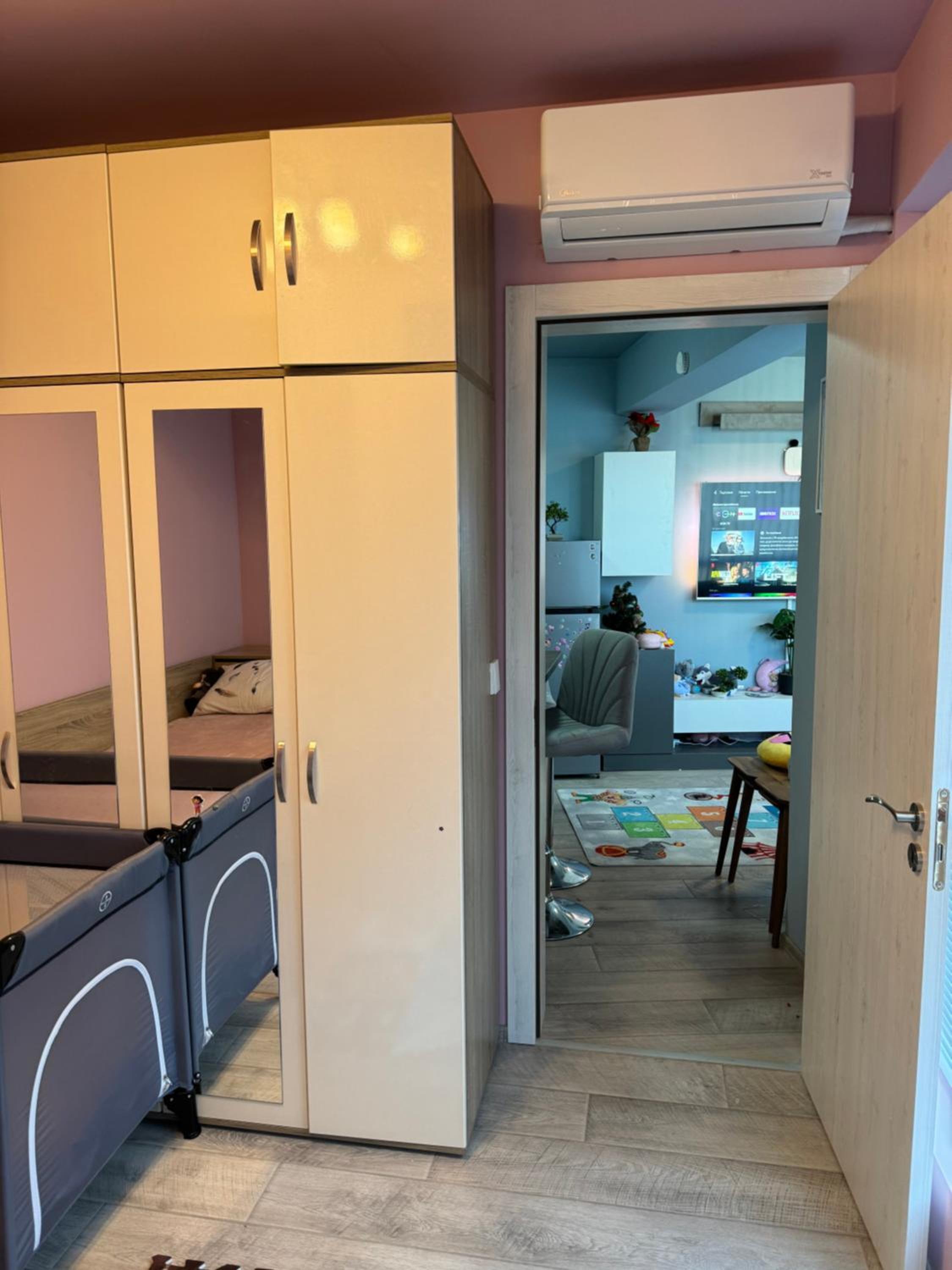 2-Bedroom with Private Parking fast WiFi 3-AirCon 3-SmartTVs WorkDesk Youtube Premium and Netflix