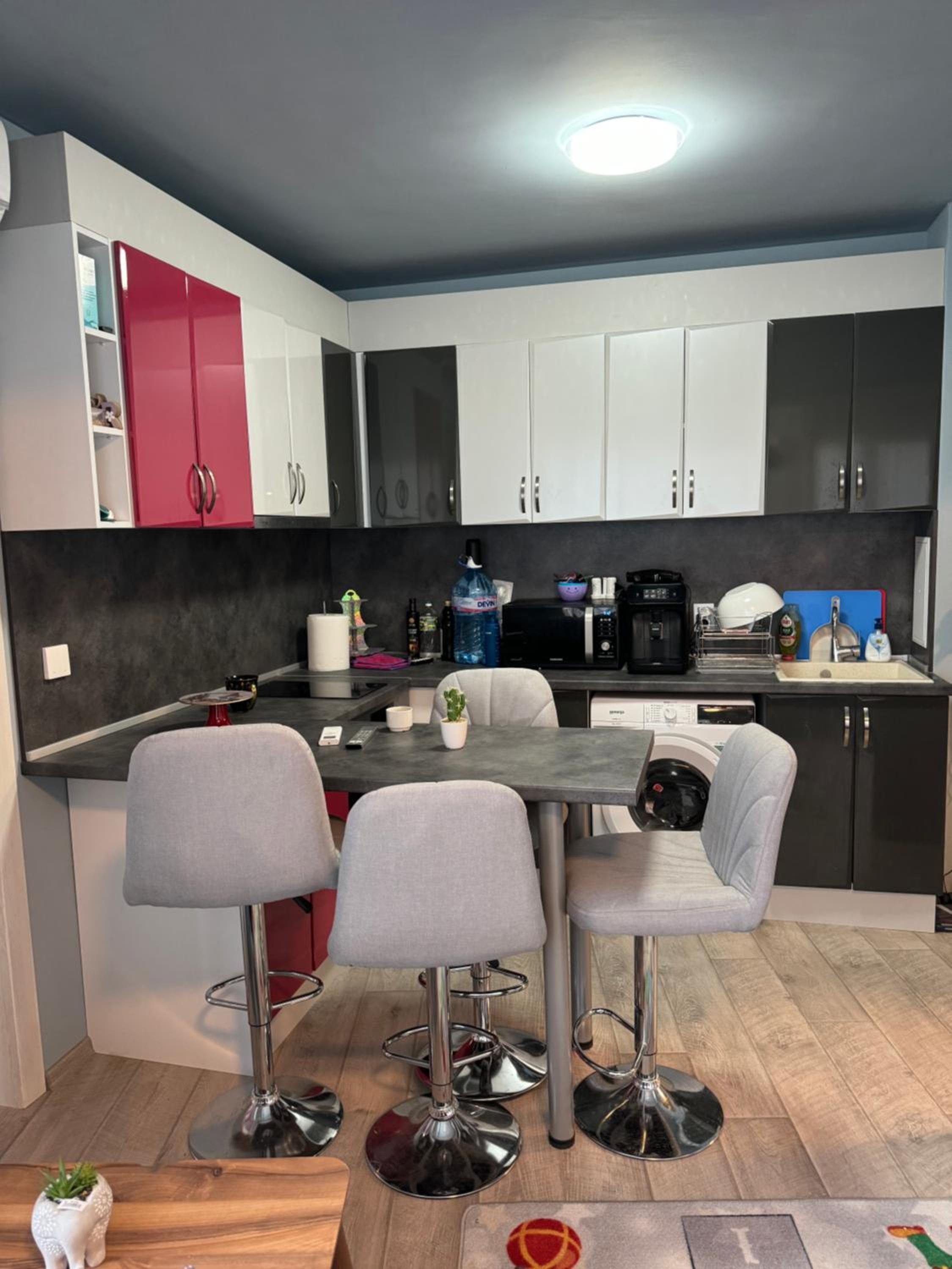 2-Bedroom with Private Parking fast WiFi 3-AirCon 3-SmartTVs WorkDesk Youtube Premium and Netflix