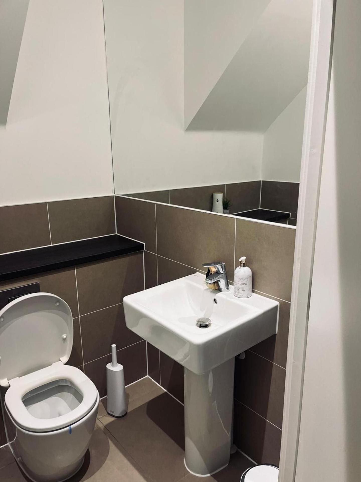 Immaculate 4-Bed House in Chelmsford view 3