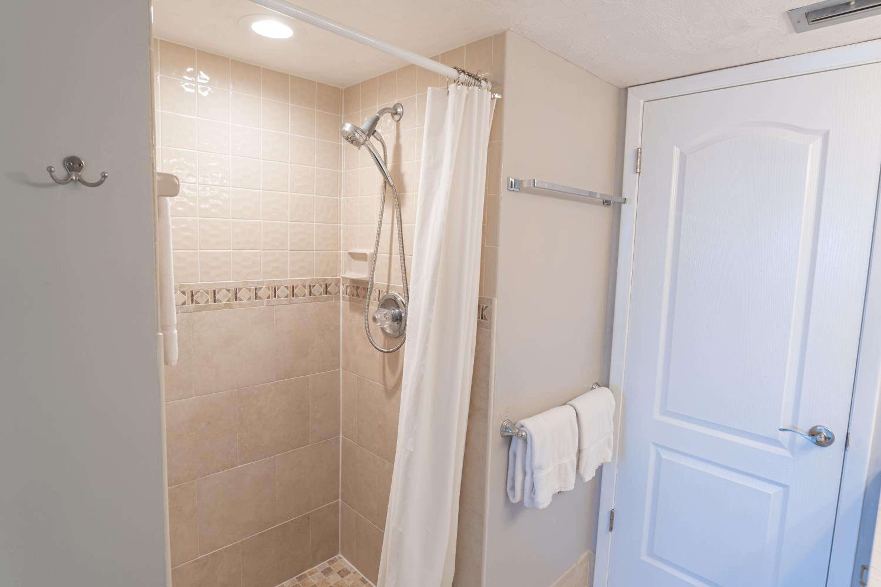 Luxury, Direct Oceanfront Unit and Balcony, Northeast Corner, Heated Pool, Garage Parking