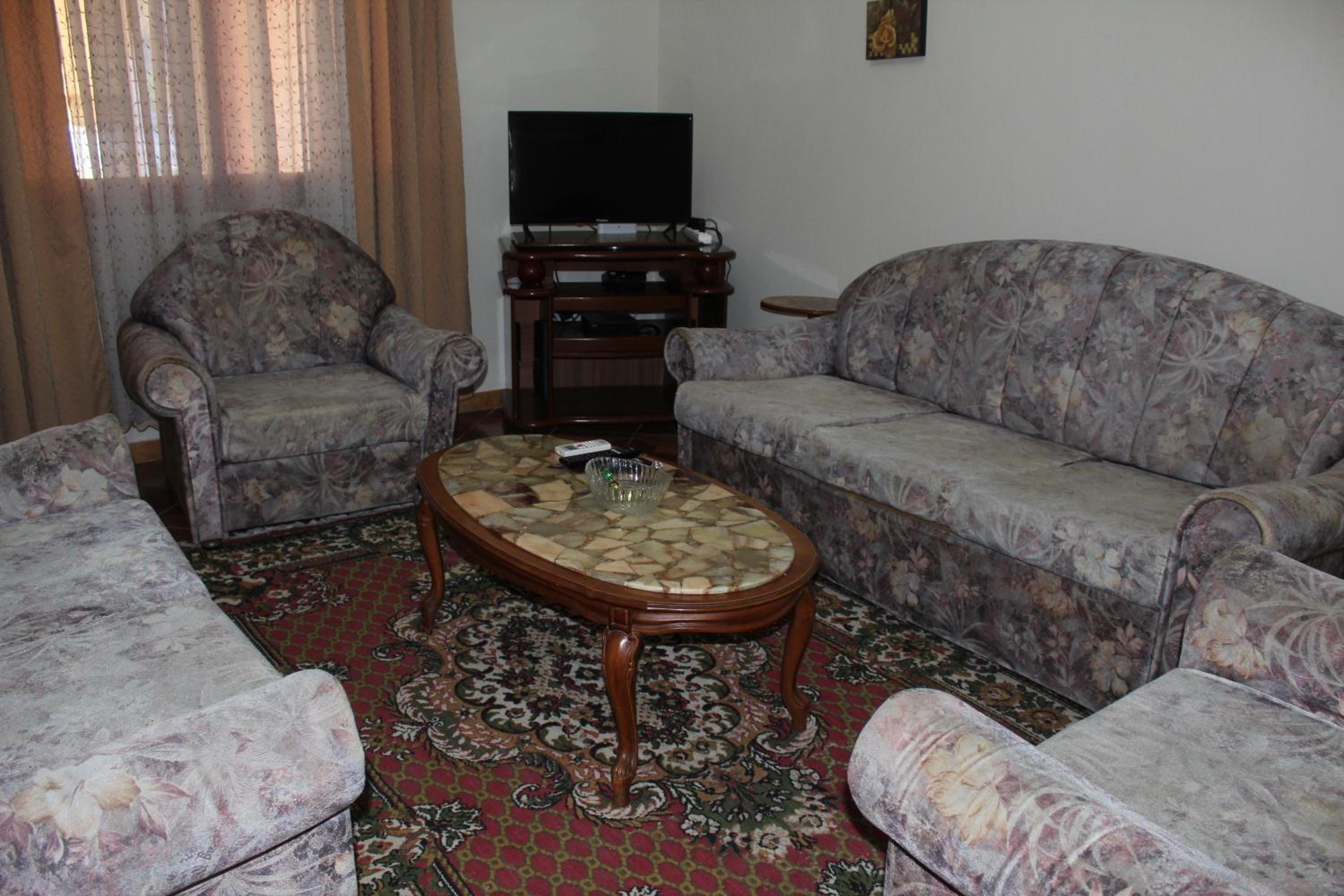 Xhejms Apartaments