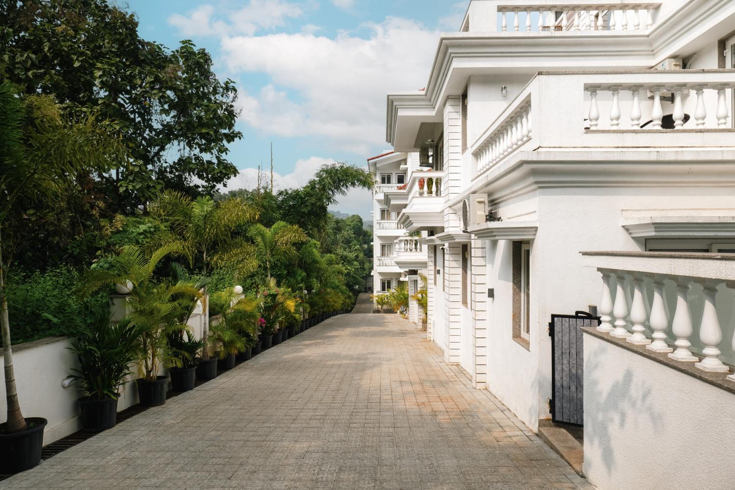 2bhk Shared Pool Apartments Opp Gunpowder Assgao By Masaya Stays