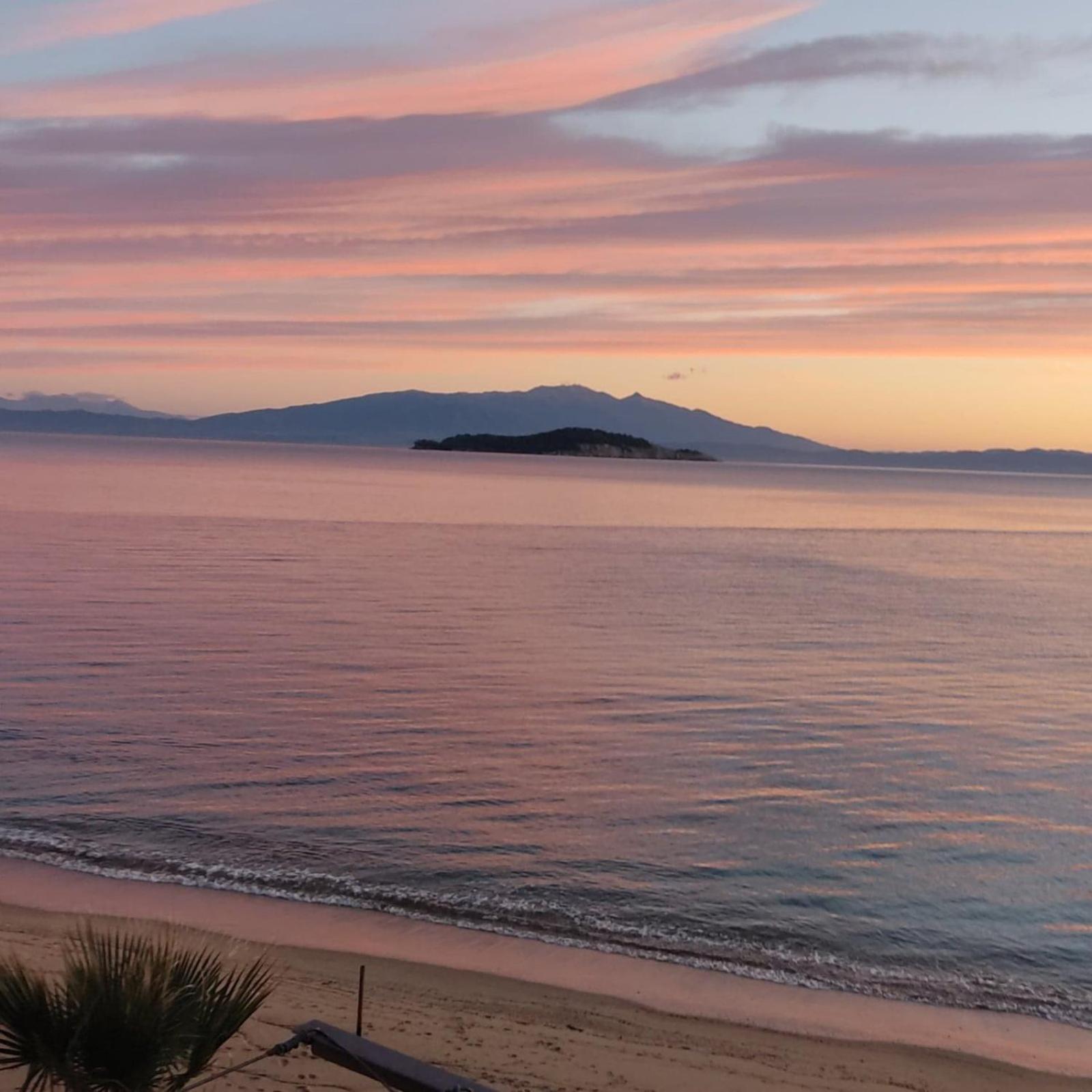 Sunrise Suite Olympiada - Luxury Beachfront Escape