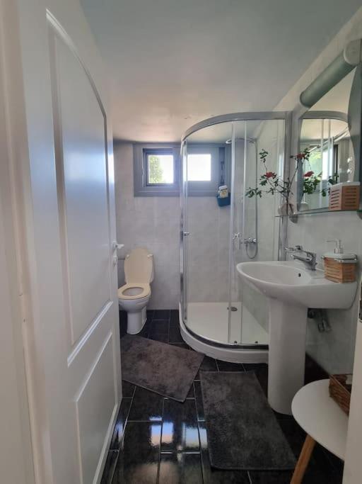 Serene Home, Modern amenities near the beach view 3