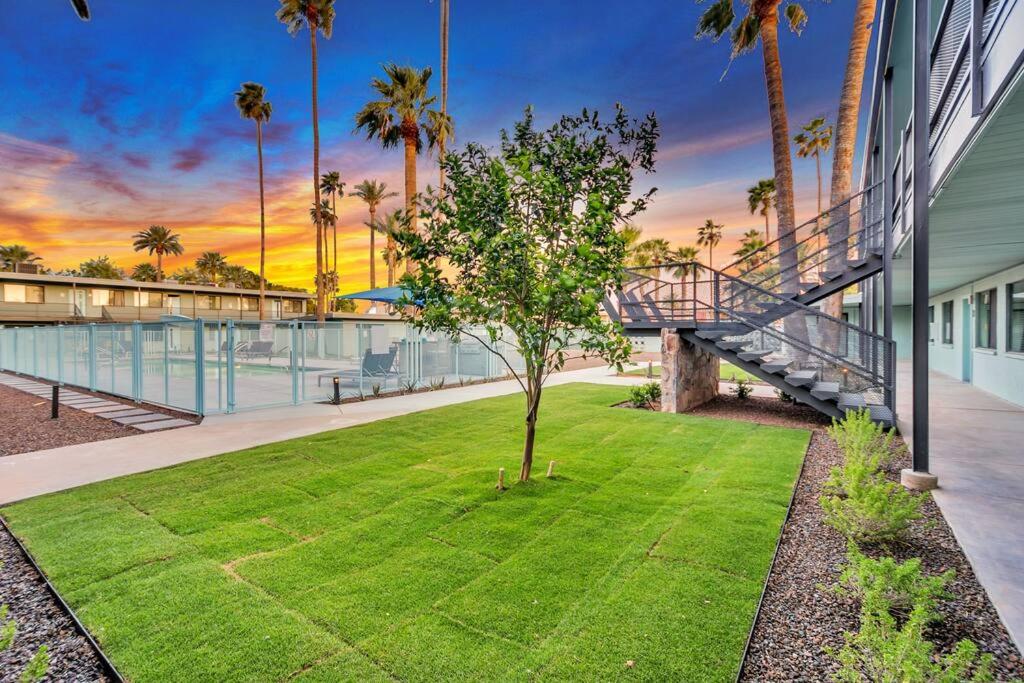 Intimate well appointed Studio w Pool view 5