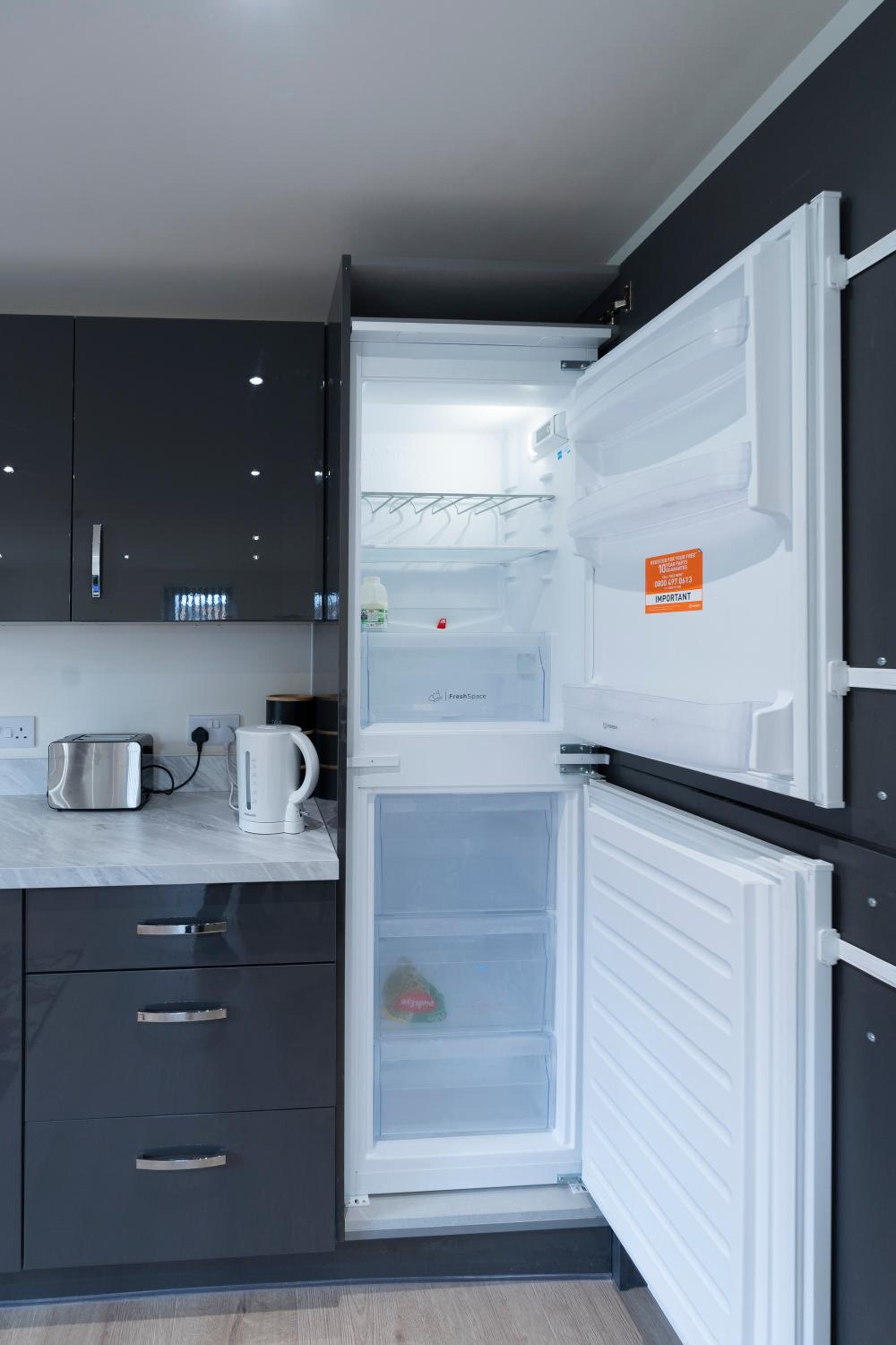 Luxury Ground Floor 2 Bedroom Apartment free WiFi & Parking 4
